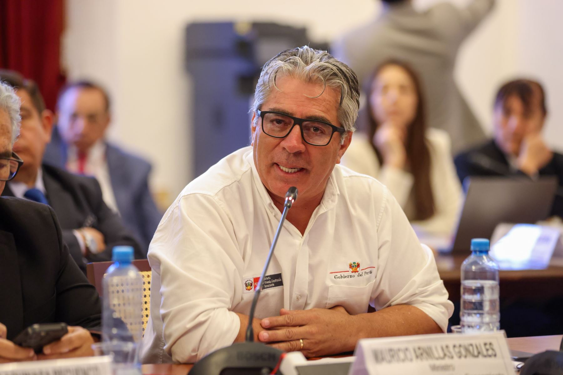 Ministro de Vivienda al Senado: "El agua potable es transparente, no tiene color político"