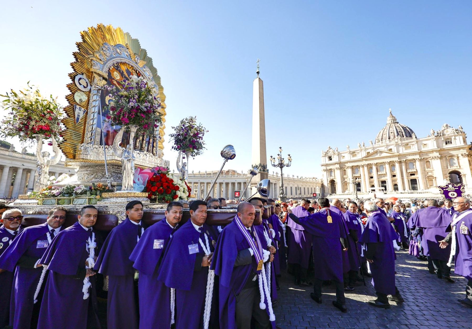 Papa León XIV saluda la presencia de anda del Señor de los Milagros en El Vaticano