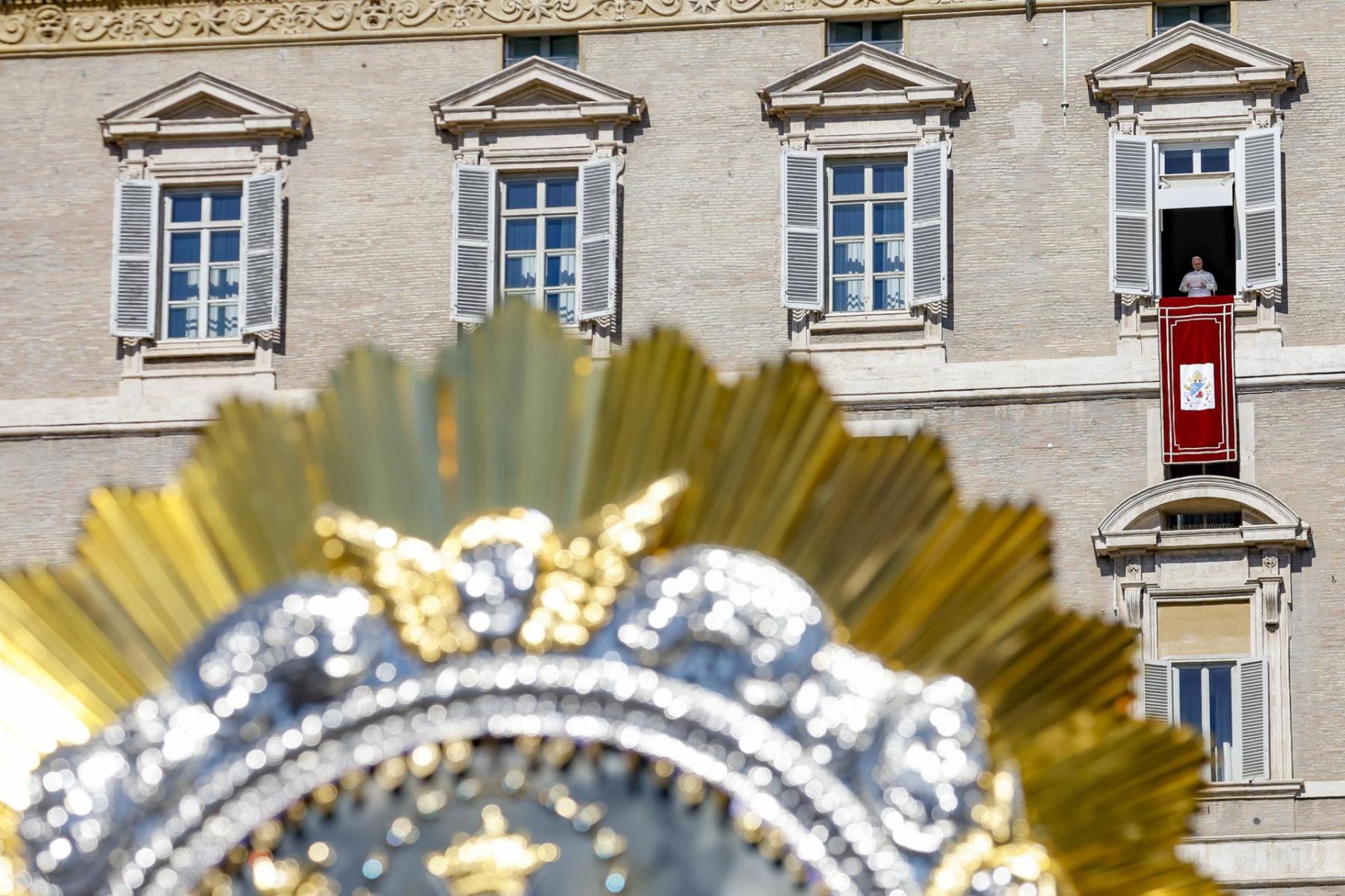 El papa León XIV dirige el rezo del Ángelus desde la ventana de su despacho con vistas a la plaza de San Pedro, en la Ciudad del Vaticano, el 11 de octubre de 2026 Foto: EFE