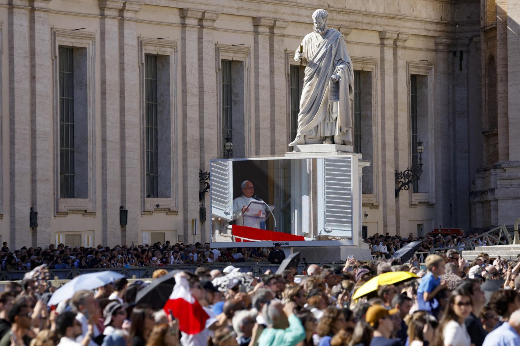Fieles asisten a la oración del Ángelus dirigida por el Papa León XIV desde la ventana de su despacho con vistas a la Plaza de San Pedro en la Ciudad del Vaticano, el 11 de octubre de 2026.  Foto: EFE