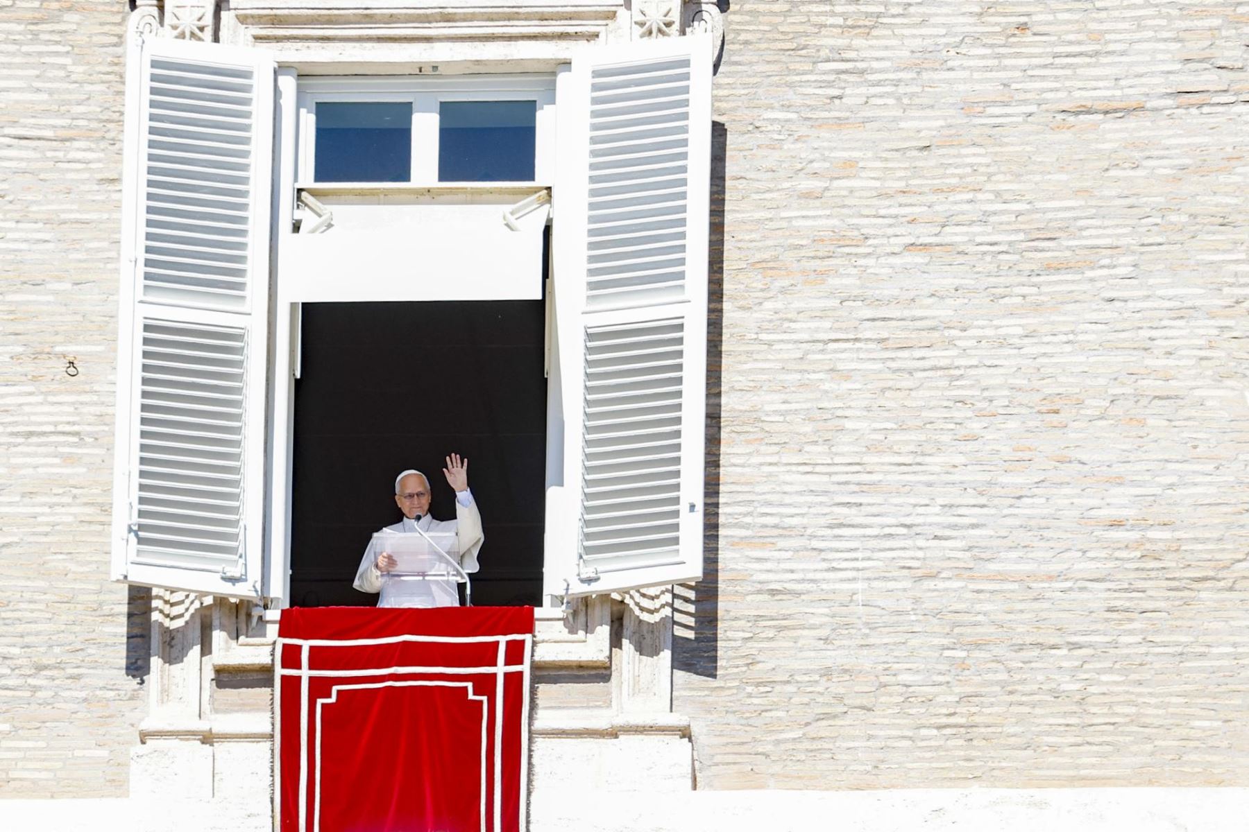 El papa León XIV dirige el rezo del Ángelus desde la ventana de su despacho con vistas a la plaza de San Pedro, en la Ciudad del Vaticano, el 11 de octubre de 2026.  Foto: EFE