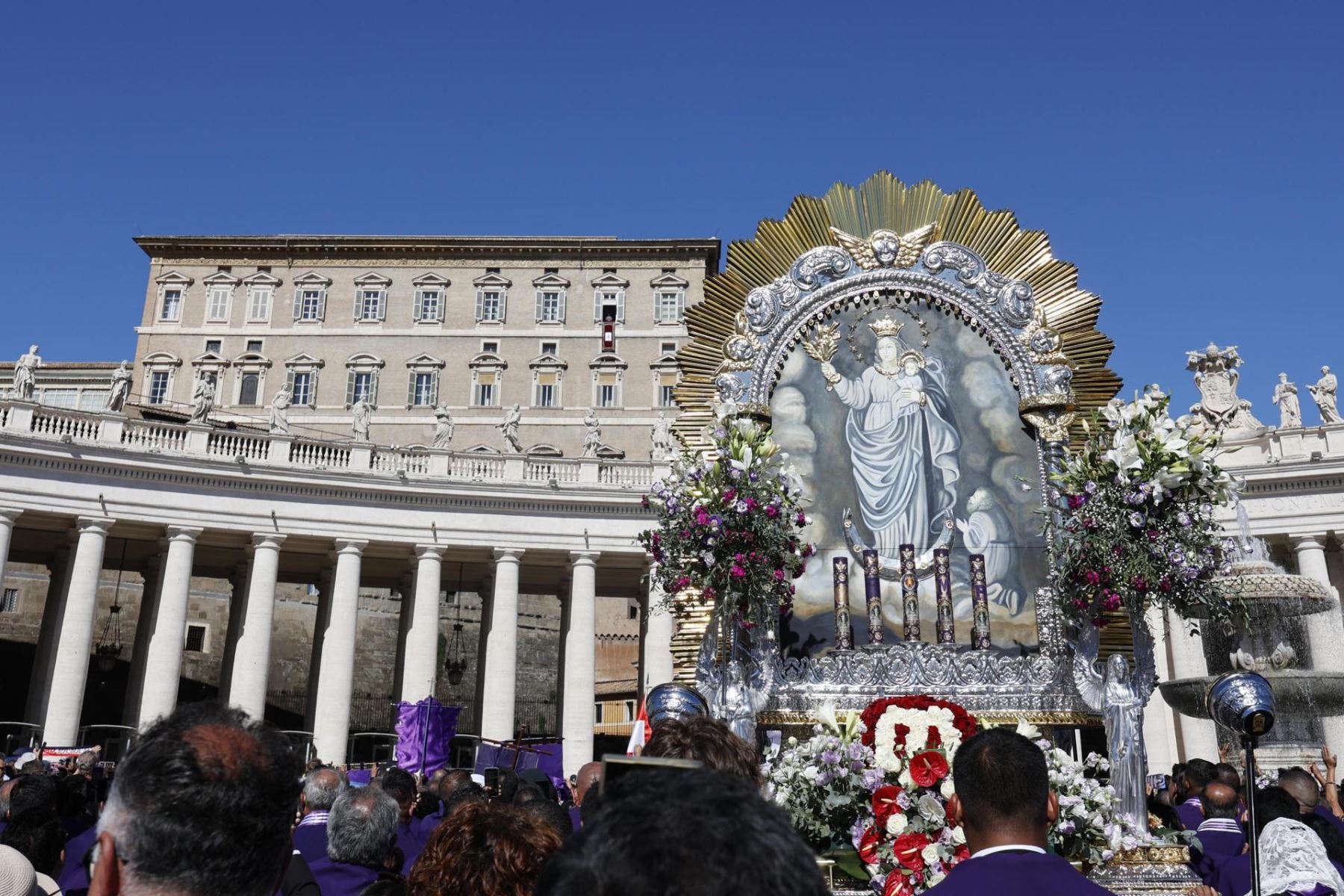El papa León XIV dirige el rezo del Ángelus desde la ventana de su despacho con vistas a la plaza de San Pedro, en la Ciudad del Vaticano, el 11 de octubre de 2026. Foto: EFE