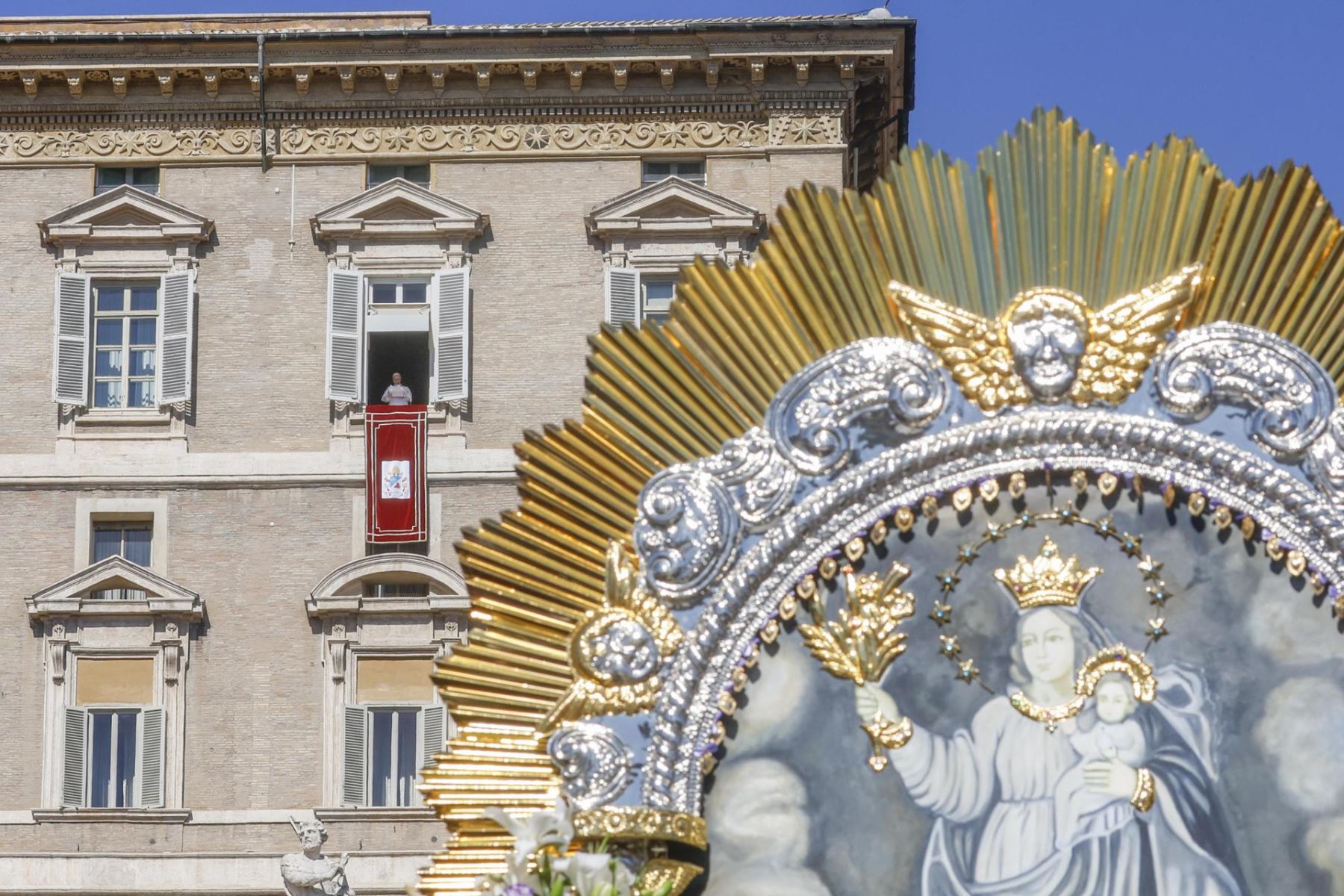 El papa León XIV dirige el rezo del Ángelus desde la ventana de su despacho con vistas a la plaza de San Pedro, en la Ciudad del Vaticano, el 11 de octubre de 2026. Foto: EFE