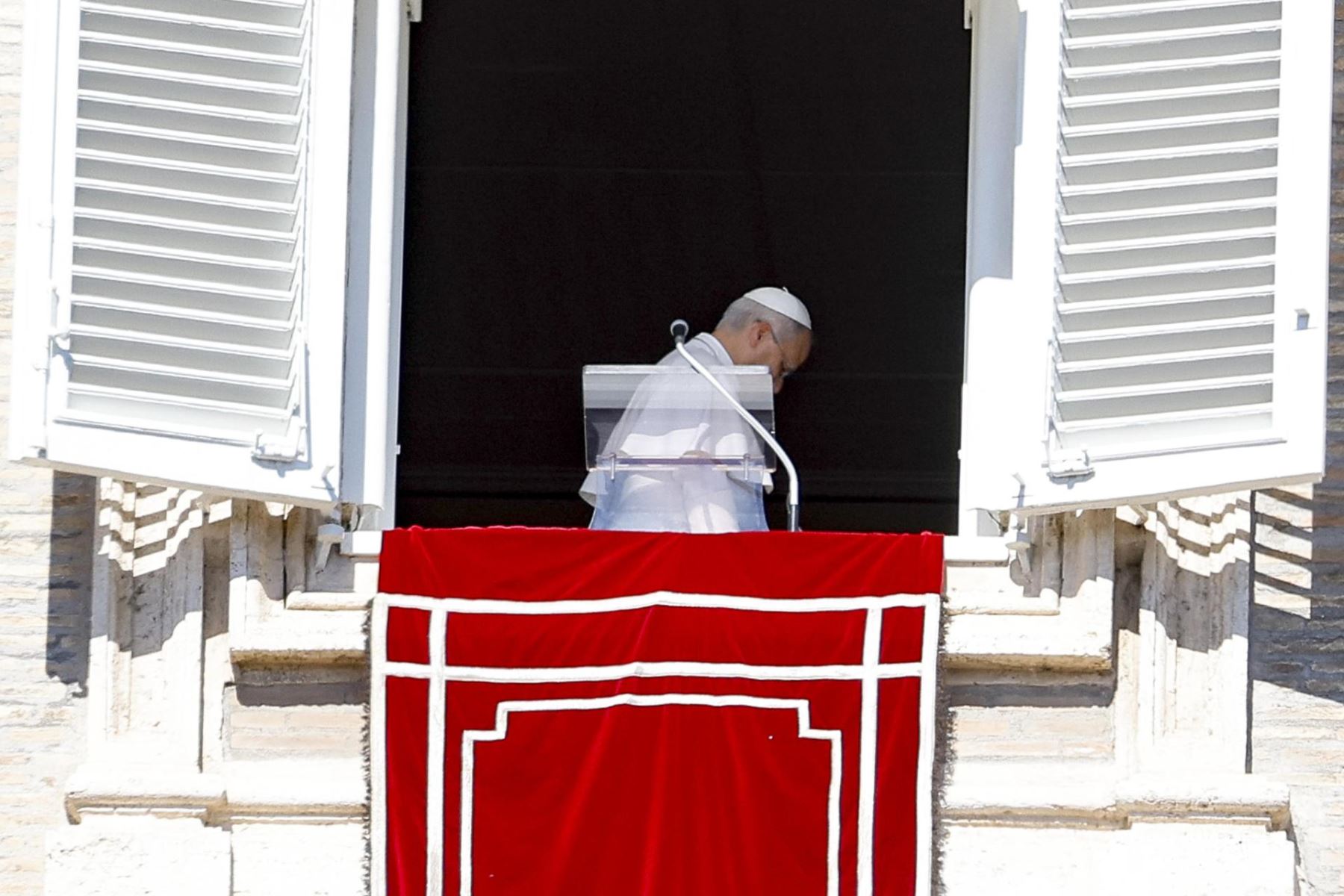 El papa León XIV dirige el rezo del Ángelus desde la ventana de su despacho con vistas a la plaza de San Pedro, en la Ciudad del Vaticano, el 11 de octubre de 2026. Foto: EFE
