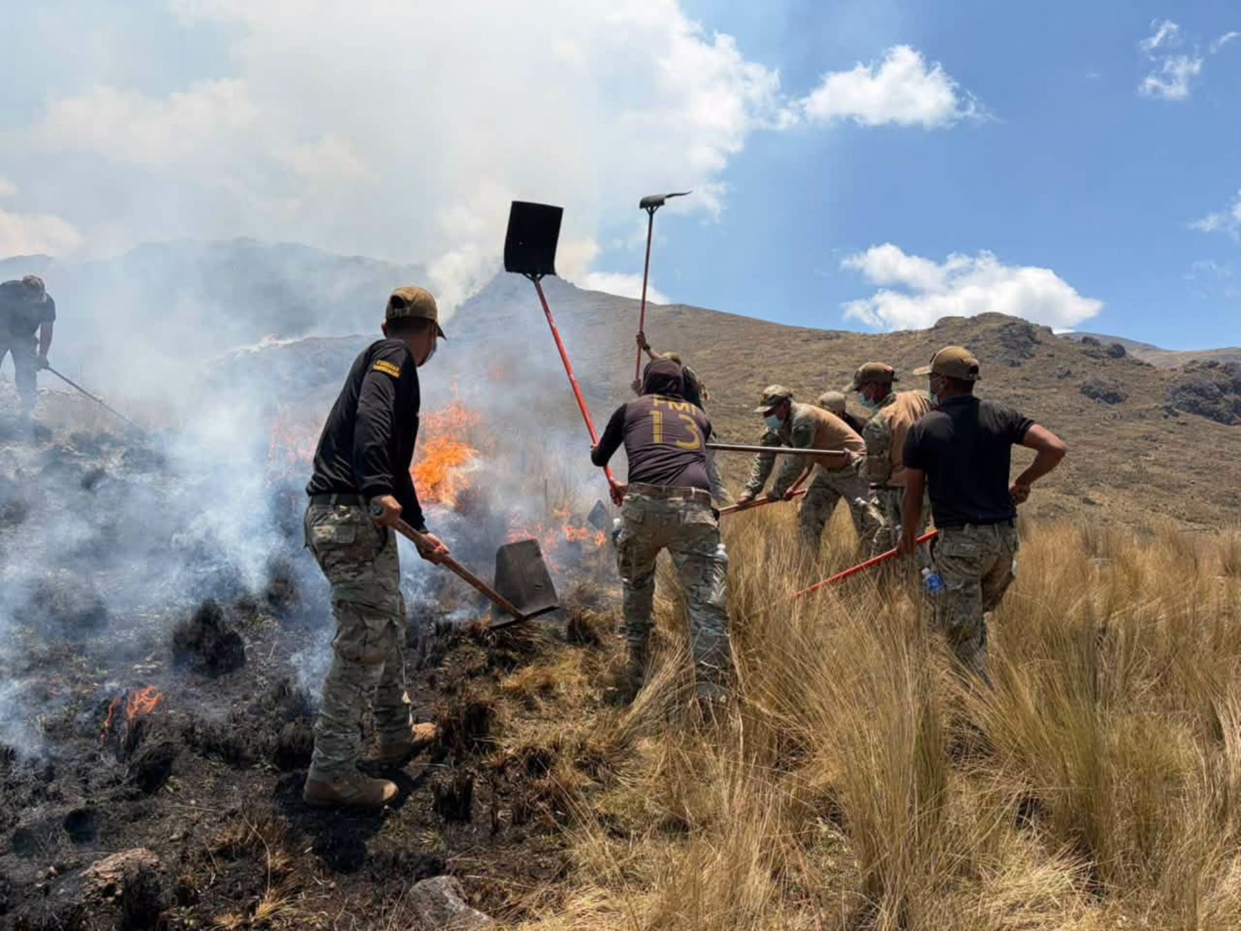 Gobierno coordina acciones por tierra y aire contra incendios forestales en regiones