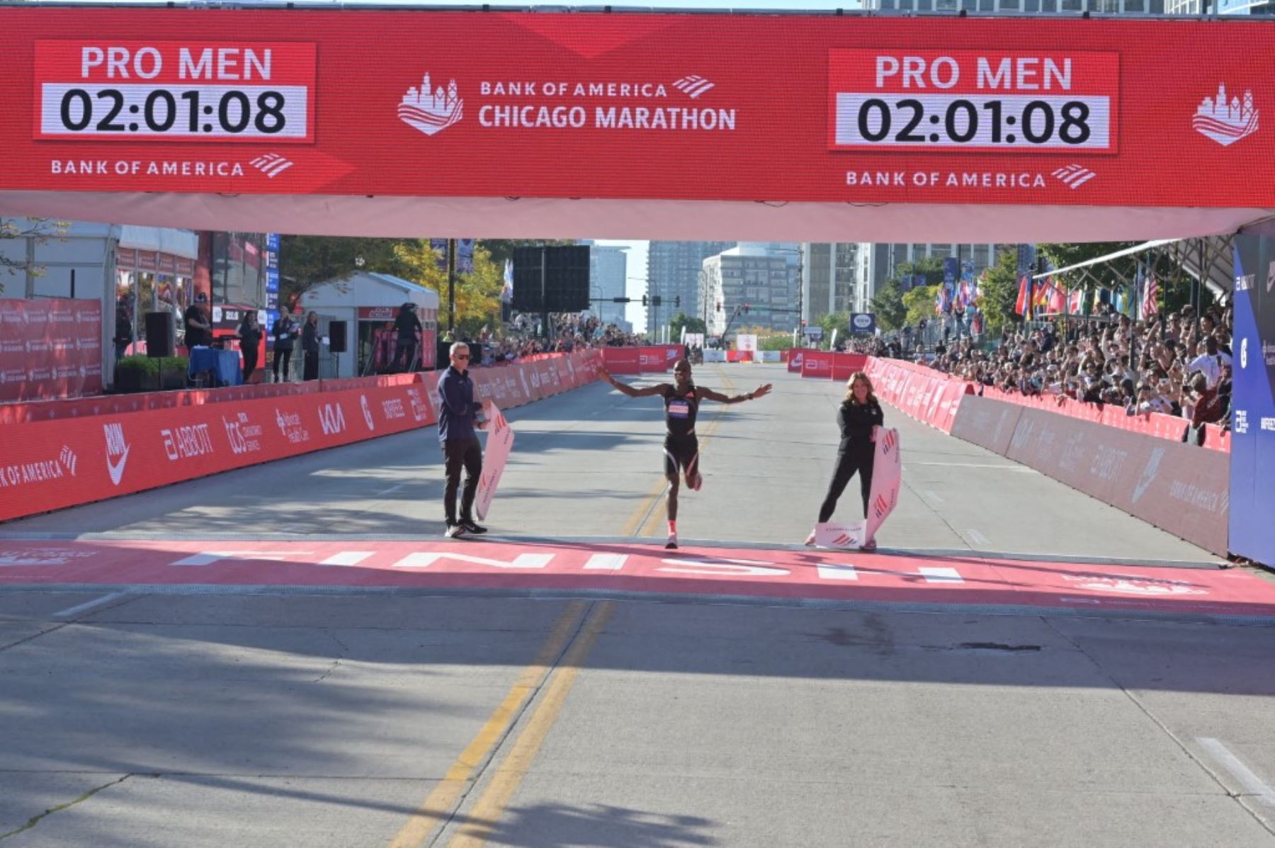 Amos Kipruto conquista por fin el maratón de Chicago; Hawi Feysa repite corona