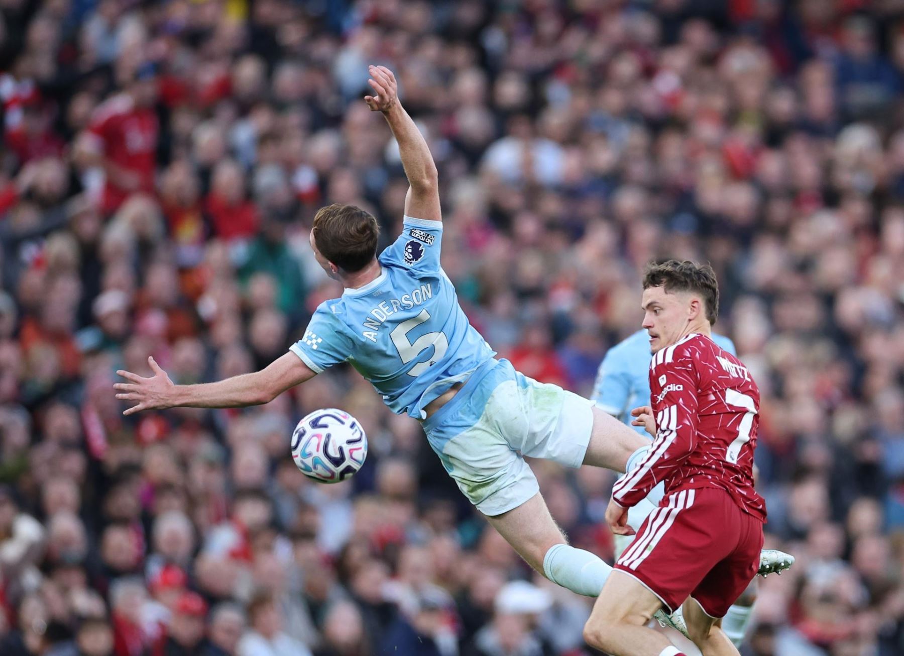 Elliot Anderson, del Manchester City (izq.), y Florian Wirtz, del Liverpool (der.), en acción durante el partido de la Premier League inglesa entre el Liverpool FC y el Manchester City en Liverpool, Reino Unido, Foto: EFE
