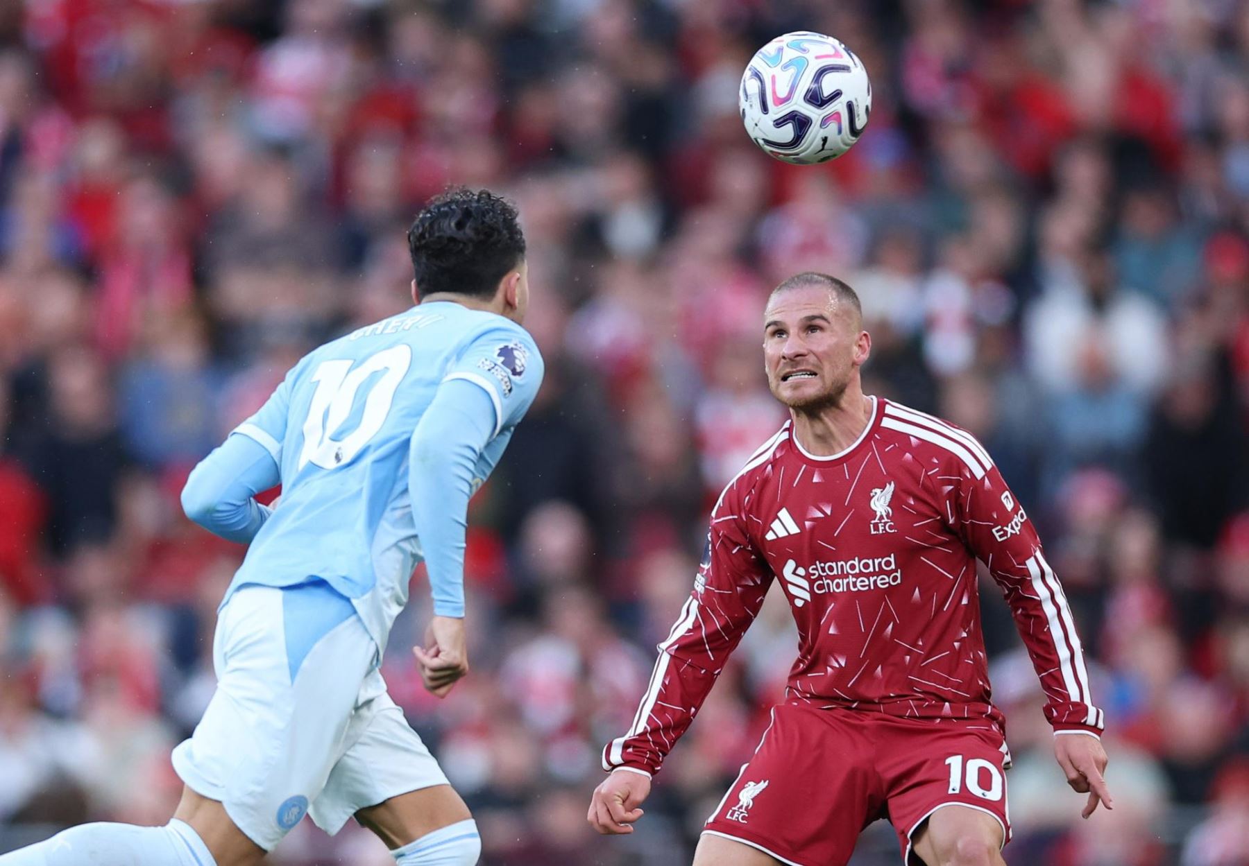Rayan Cherki del Manchester City (izq.) y Alexis Mac Allister del Liverpool (der.) en acción durante el partido de la Premier League inglesa entre el Liverpool FC y el Manchester City, en Liverpool, Gran Bretaña Foto: EFE
