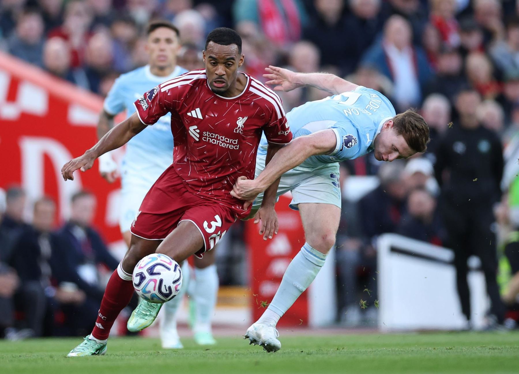 Ryan Gravenberch, del Liverpool (izq.), y Elliot Anderson, del Manchester City (der.), en acción durante el partido de la Premier League inglesa entre el Liverpool FC y el Manchester City, en Liverpool Foto: EFE