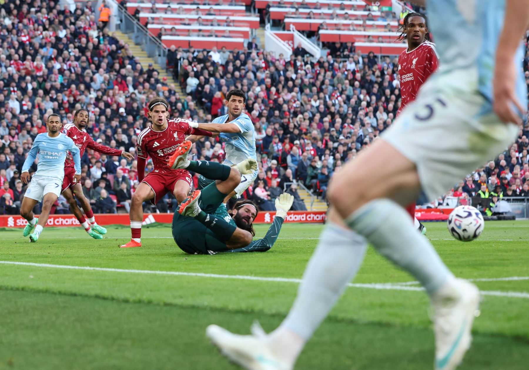 Alisson Becker, del Liverpool (centro), realiza una parada durante el partido de la Premier League inglesa entre el Liverpool FC y el Manchester City, en Liverpool, Reino Unido Foto: EFE