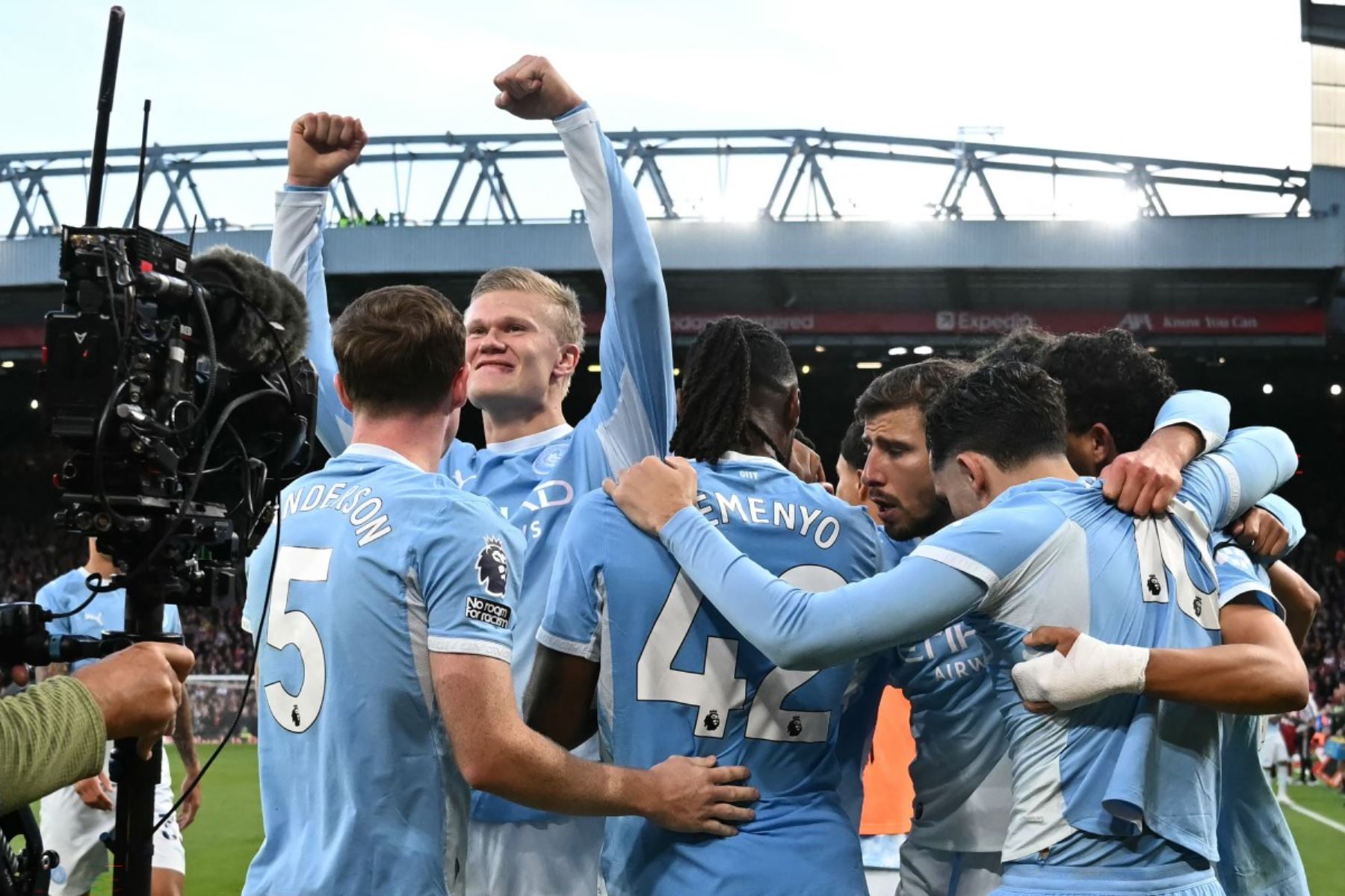 Manchester City da un golpe de autoridad al goler 3-0 al Liverpool en Anfield