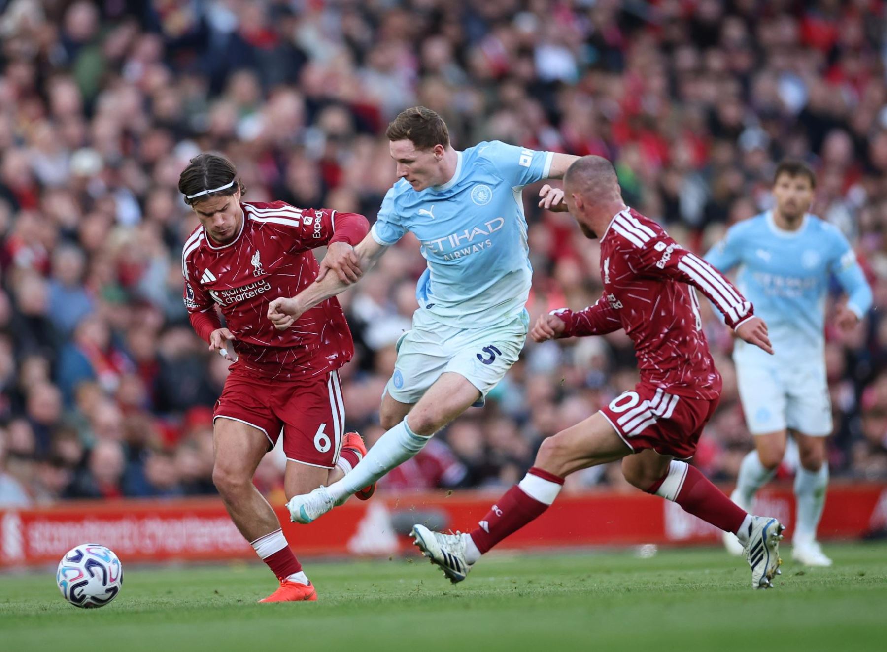 Milos Kerkez (Liverpool), Elliot Anderson (Manchester City) y Alexis Mac Allister (Liverpool) en acción durante el partido de la Premier League inglesa entre el Liverpool FC y el Manchester City, en Liverpool (Reino Unido) Foto: EFE