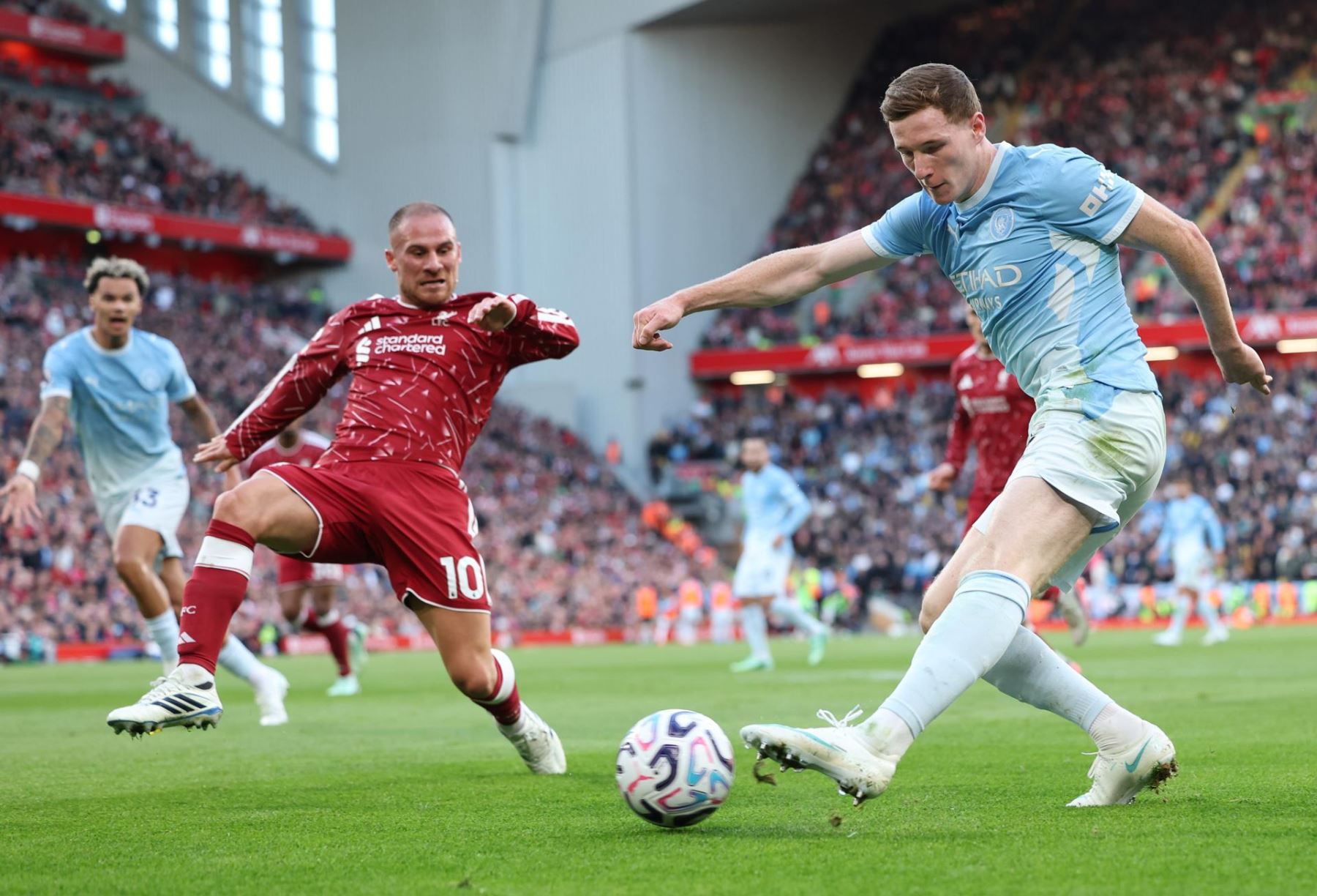 Alexis Mac Allister, del Liverpool (izq.), y Elliot Anderson, del Manchester City (der.), durante el partido de la Premier League inglesa entre el Liverpool FC y el Manchester City, en Liverpool, Reino Unido Foto: EFE