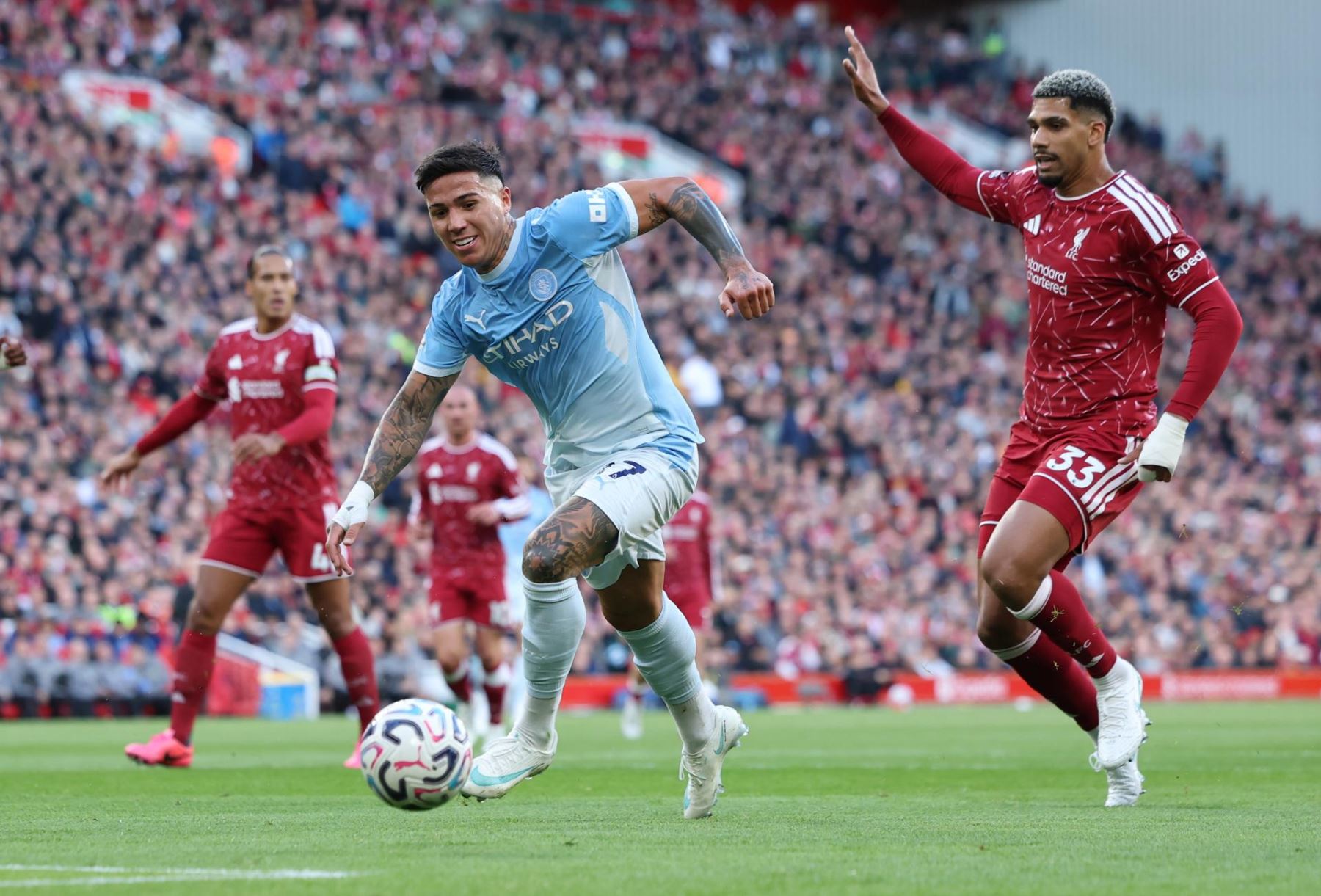 Enzo Fernández del Manchester City en acción durante el partido de la Premier League inglesa entre el Liverpool FC y el Manchester City, en Liverpool.
 Foto: EFE