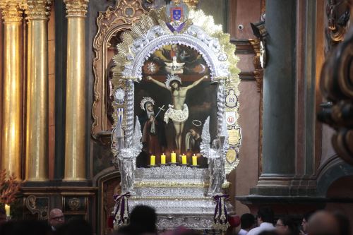 Devotos del Señor de los Milagros se congregan en la iglesia de Las Nazarenas