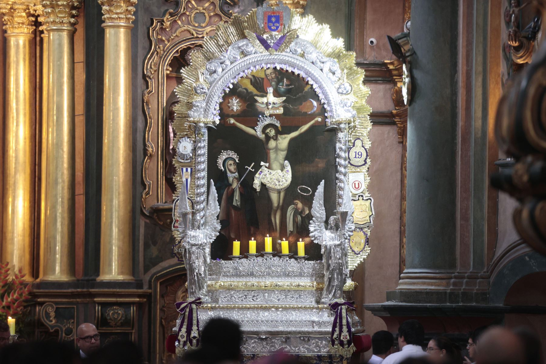 Fieles católicos participan en una misa en honor al Señor de los Milagros, conocido como el Cristo Moreno, durante el mes de octubre. Foto: ANDINA/Vidal Tarqui