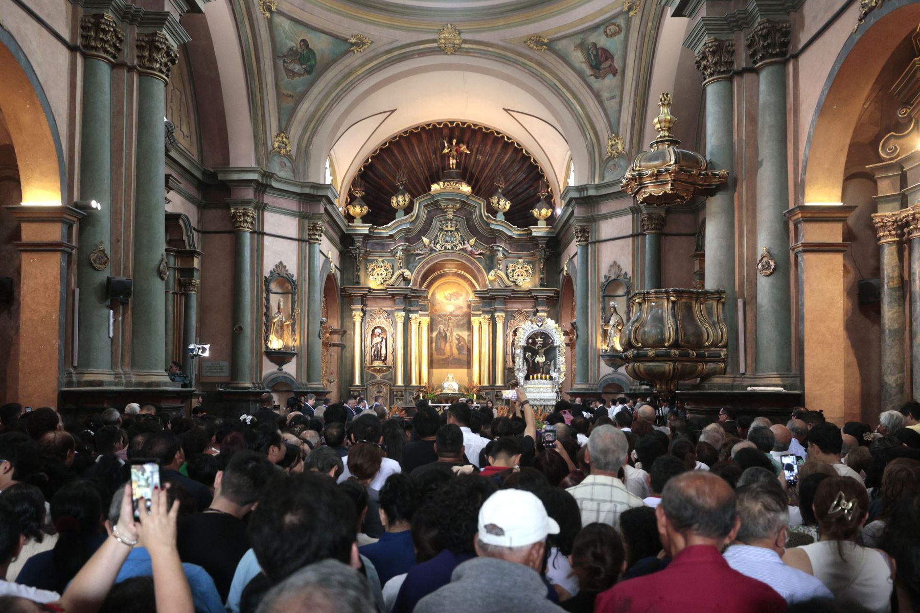Fieles católicos participan en una misa en honor al Señor de los Milagros, conocido como el Cristo Moreno, durante el mes de octubre. Foto: ANDINA/Vidal Tarqui