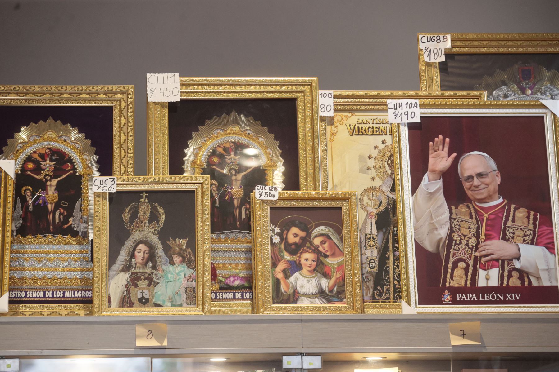 Fieles católicos participan en una misa en honor al Señor de los Milagros, conocido como el Cristo Moreno, durante el mes de octubre. Foto: ANDINA/Vidal Tarqui