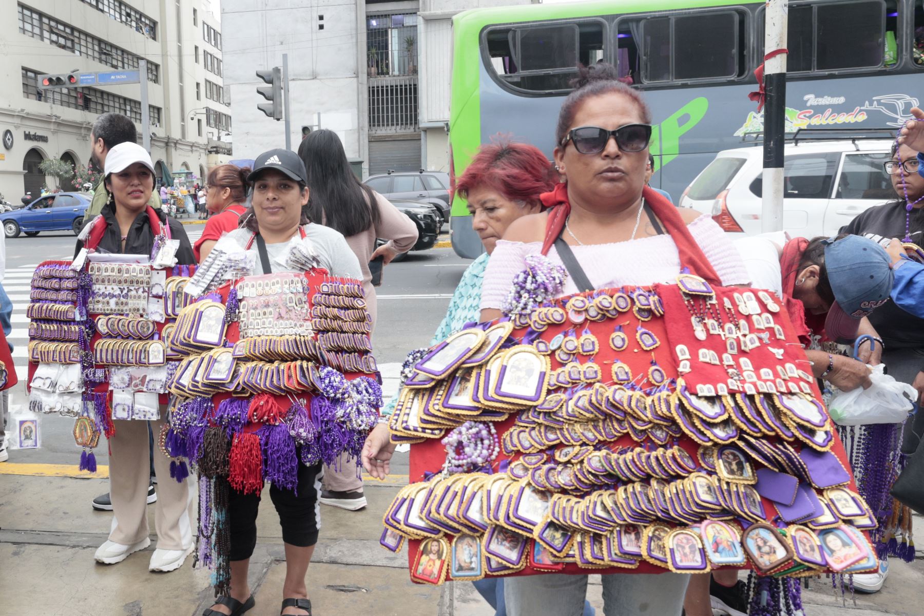 Fieles católicos se congregan en la explanada de la iglesia de Las Nazarenas para expresar su respeto y devoción a la imagen del Señor de los Milagros, el Cristo Moreno. Foto: ANDINA/Vidal Tarqui
