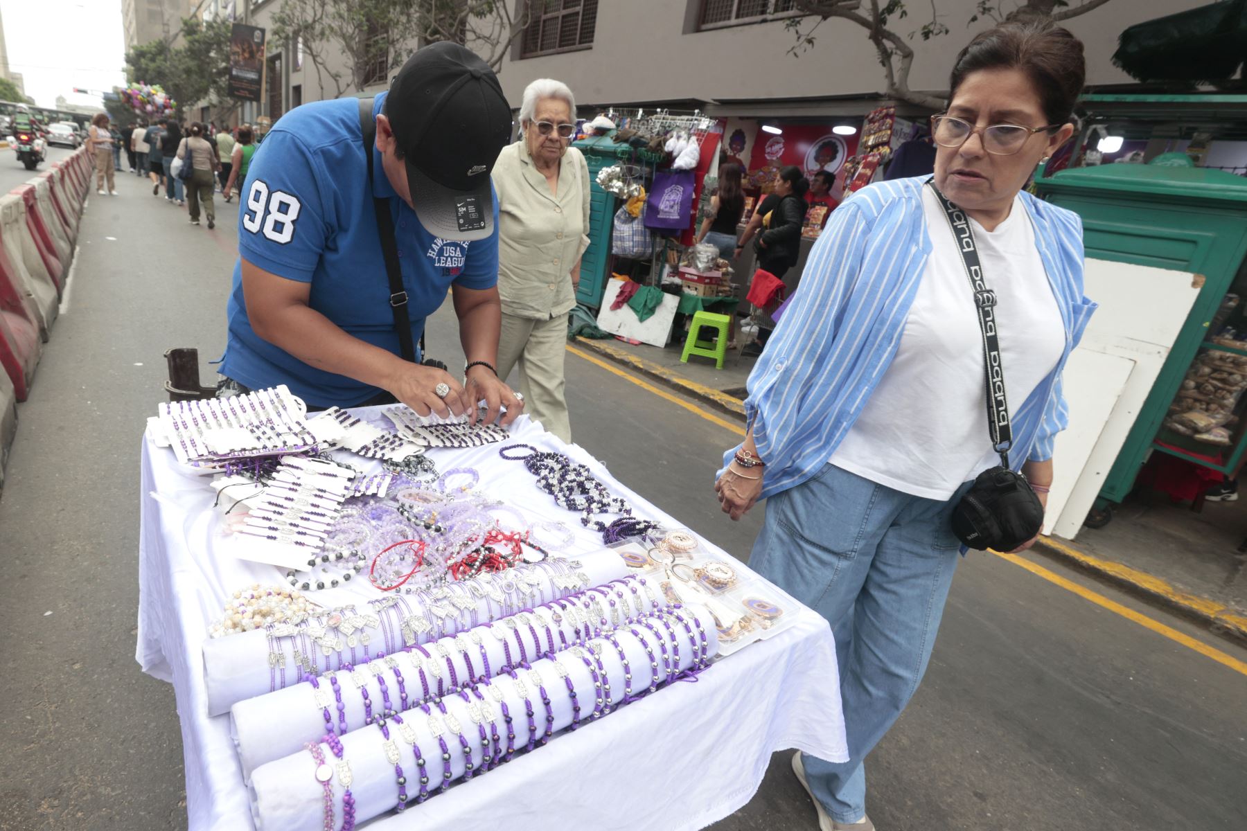 Fieles católicos se congregan en la explanada de la iglesia de Las Nazarenas para expresar su respeto y devoción a la imagen del Señor de los Milagros, el Cristo Moreno. Foto: ANDINA/Vidal Tarqui
