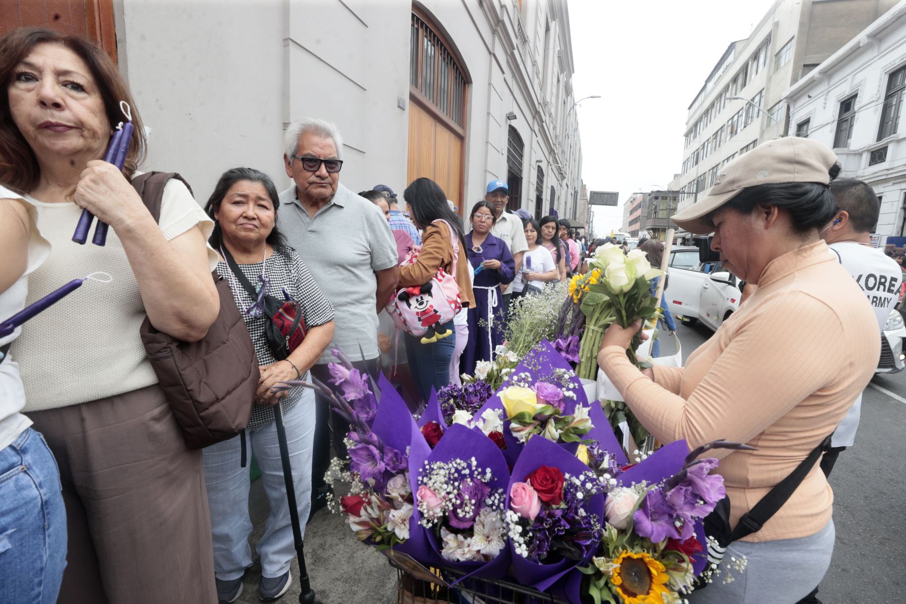 Fieles católicos se congregan en la explanada de la iglesia de Las Nazarenas para expresar su respeto y devoción a la imagen del Señor de los Milagros, el Cristo Moreno. Foto: ANDINA/Vidal Tarqui