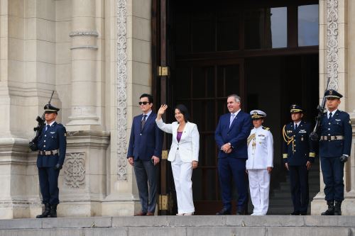 Mandataria, junto al canciller y al ministro de Defensa, presidió el tradicional cambio de guardia