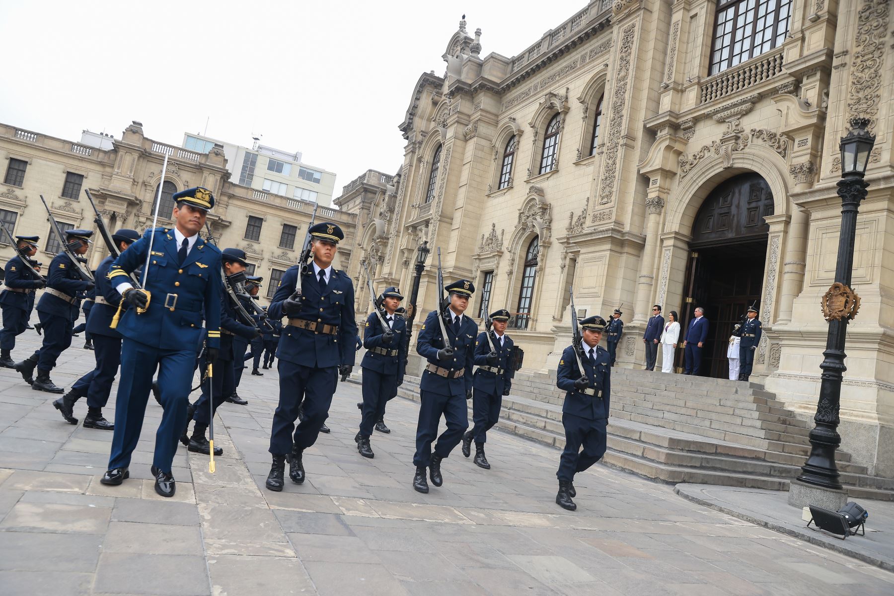 Mandataria, junto al canciller y al ministro de Defensa, presidió el tradicional cambio de guardia Foto: ANDINA/Prensa Presidencia