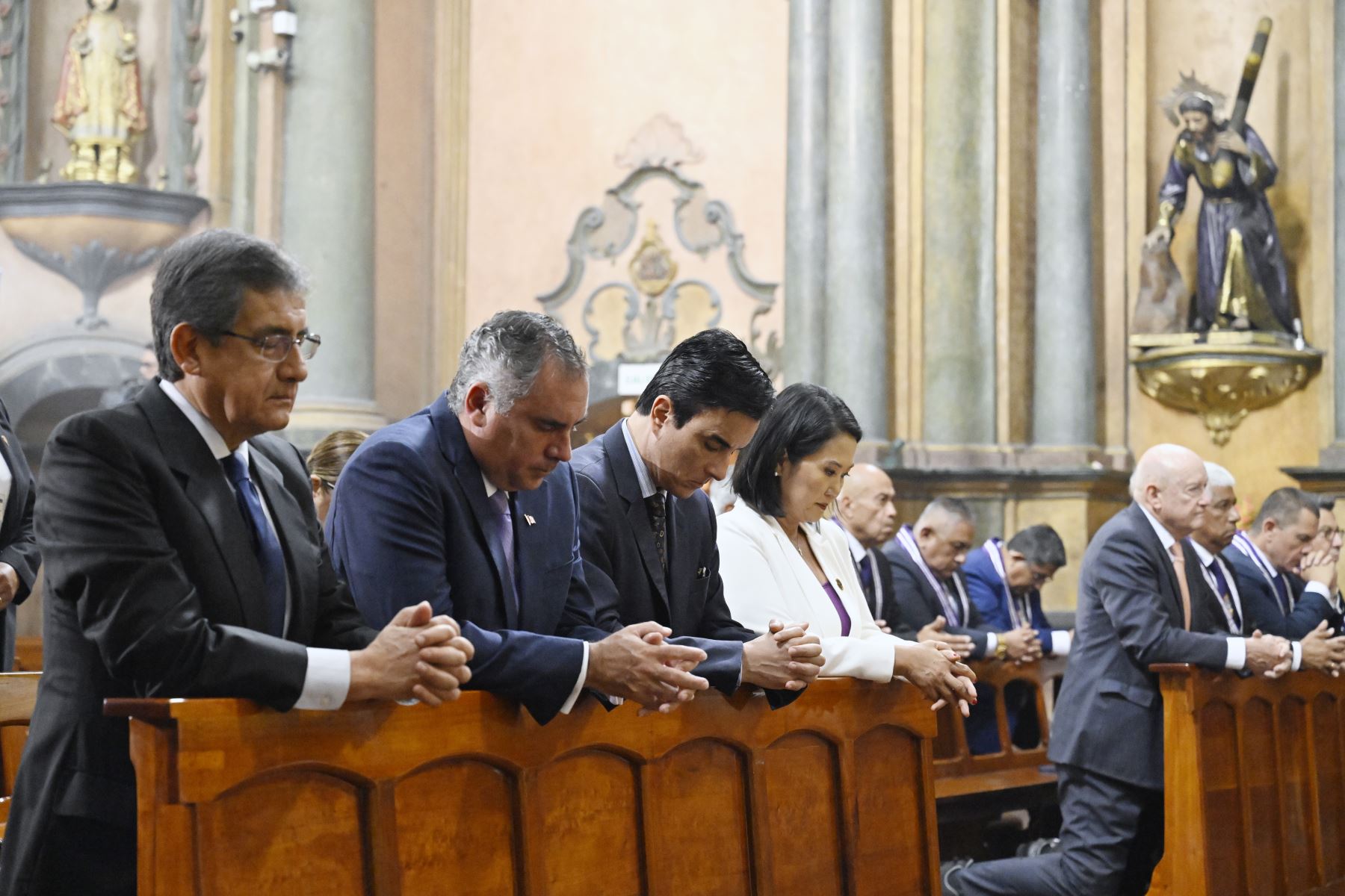 Presidenta de la república participó en la misa por la Nación celebrada en el Santuario de Las Nazarenas y elevó sus oraciones por la pronta recuperación del papa León XIV Foto: ANDINA/Prensa Presidencia