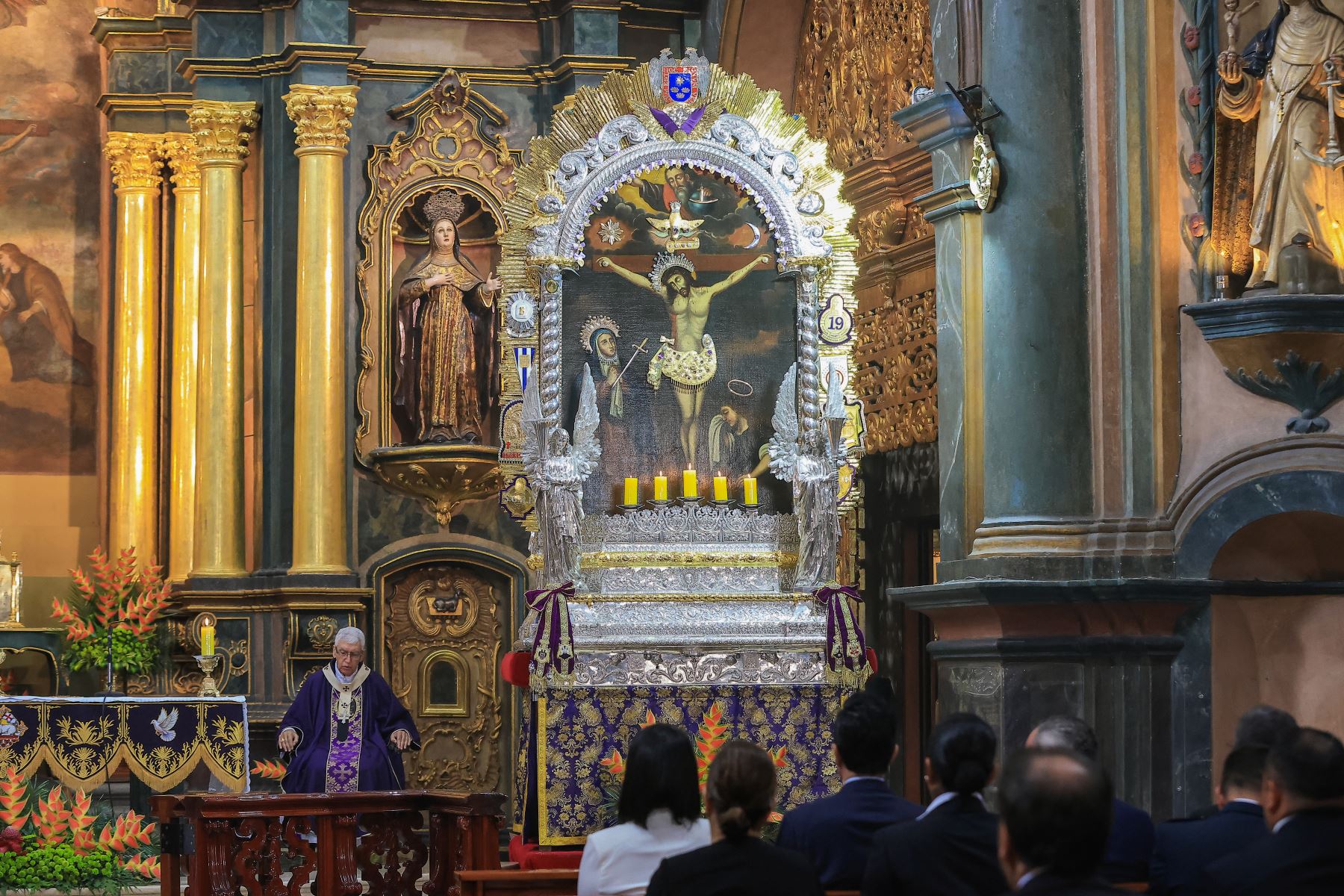 Presidenta de la república participó en la misa por la Nación celebrada en el Santuario de Las Nazarenas y elevó sus oraciones por la pronta recuperación del papa León XIV Foto: ANDINA/Prensa Presidencia