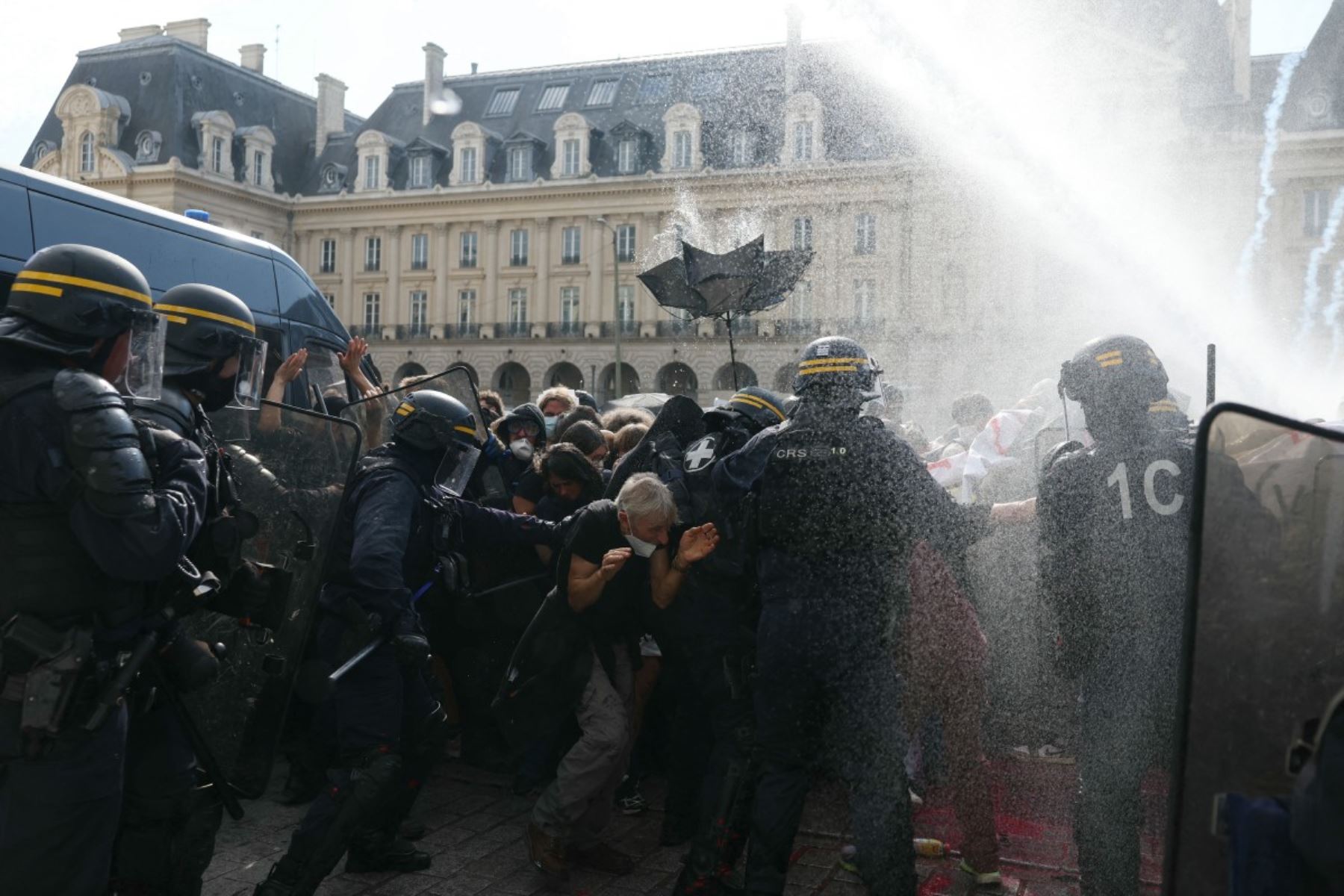 La policía antidisturbios utiliza cañones de agua durante enfrentamientos al margen de una manifestación de estudiantes de secundaria —parte de un movimiento de protesta nacional sobre las condiciones de enseñanza— en Rennes, en el oeste de Francia, el 6 de octubre de 2026. Desde finales de septiembre, los alumnos han bloqueado los accesos a cientos de centros educativos para denunciar la ausencia de profesores, la sobrecarga de horarios, el deterioro de las aulas y la falta de adaptación de los edificios a