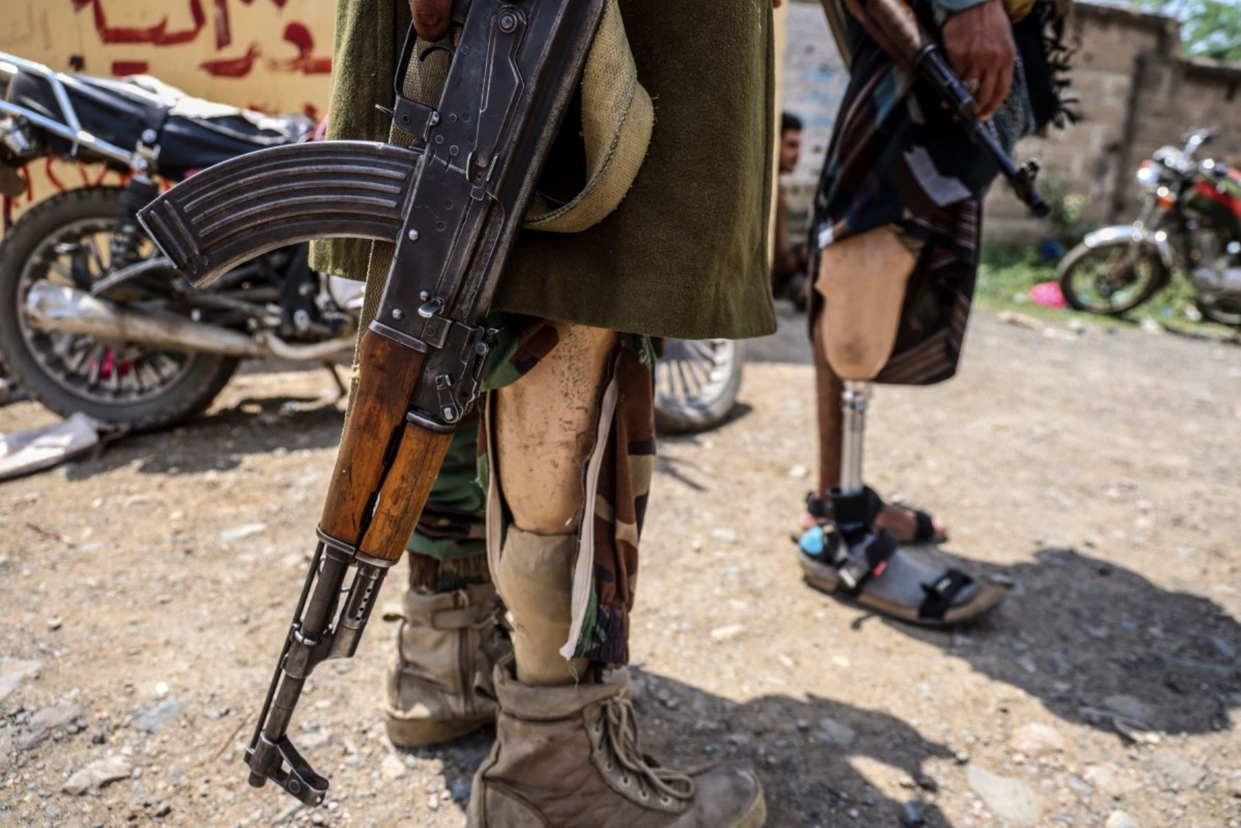 Soldados discapacitados del gobierno yemení, respaldado por Arabia Saudita, se reúnen en el frente de Jabal Han, al oeste de la ciudad de Taiz, tras los intensos combates registrados ese mismo día, cuando los hutíes de Yemen intentaron —según informes— tomar el control de la ruta principal entre la ciudad interior de Taiz y la ciudad costera de Adén, el 3 de octubre de 2026. AFP