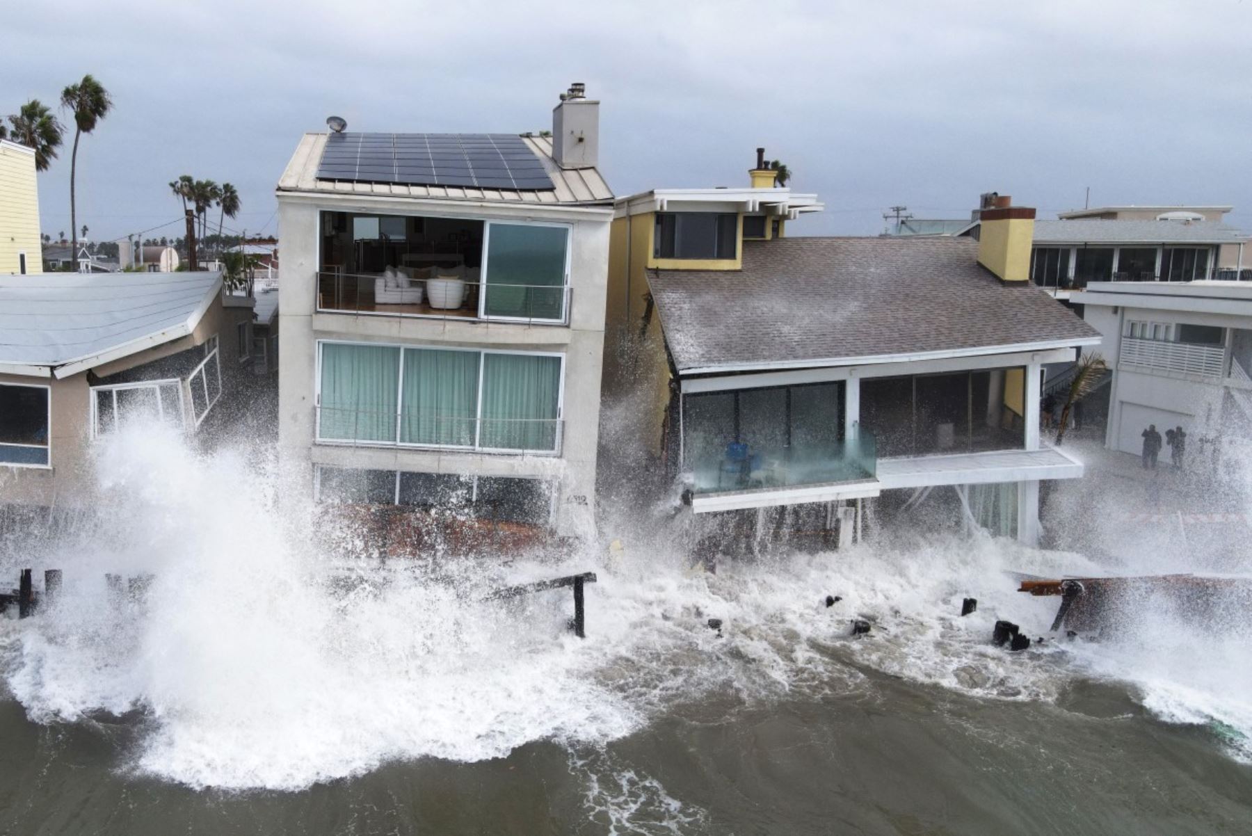 Daños causados ​​por la tormenta tropical Rachel en el paseo marítimo y en viviendas de Long Beach, California, el 11 de octubre de 2026. Se esperaba que la tormenta tropical Rachel, que avanzaba por el Pacífico, tocara tierra en la costa oeste —un fenómeno poco habitual— cerca de la frontera entre California y México a primeras horas del domingo, según el Servicio Meteorológico Nacional (NWS); el sistema traía consigo la amenaza de fuertes vientos y lluvias intensas capaces de provocar más destrucción e in