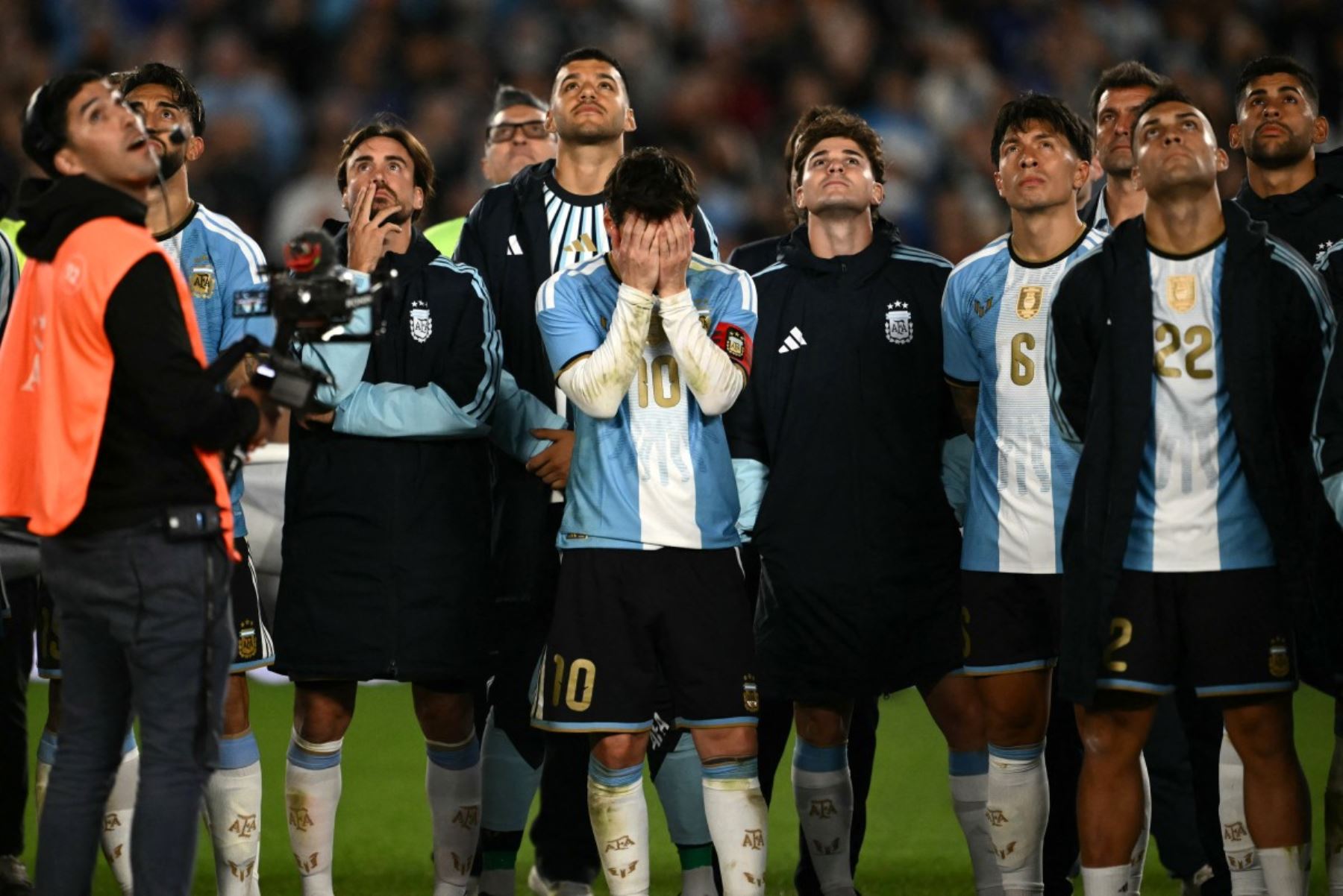 El delantero argentino Lionel Messi (n.º 10) llora durante un homenaje tras el partido amistoso internacional de fútbol entre Argentina y Benín en el estadio Más Monumental de Buenos Aires, el 6 de octubre de 2026. AFP