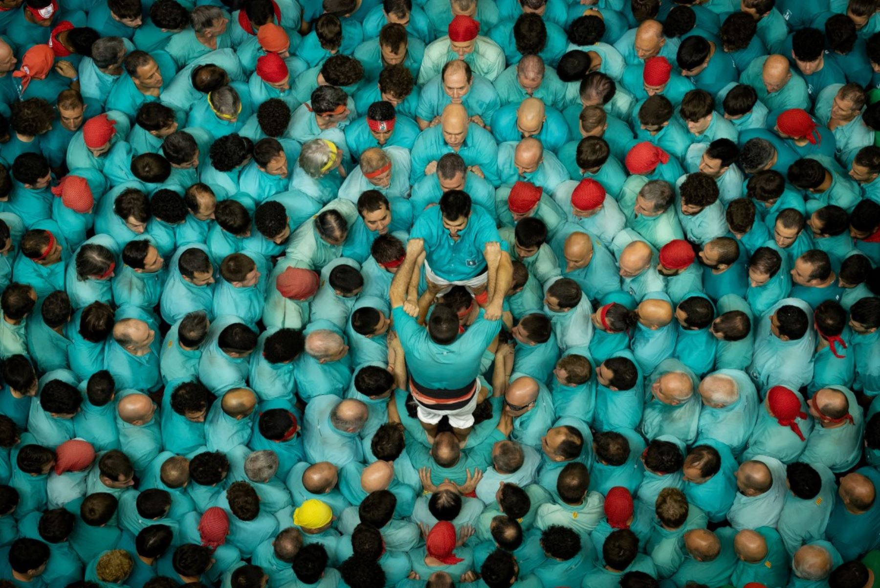 Miembros del equipo Castellers de Vilafranca forman un «castell» (torre humana) durante el 30.º Concurso de Castells en Tarragona, el 4 de octubre de 2026. Los «castells» —torres humanas que se construyen tradicionalmente durante las fiestas en Cataluña— reúnen a equipos que compiten por construir y desmontar la torre humana más alta. AFP