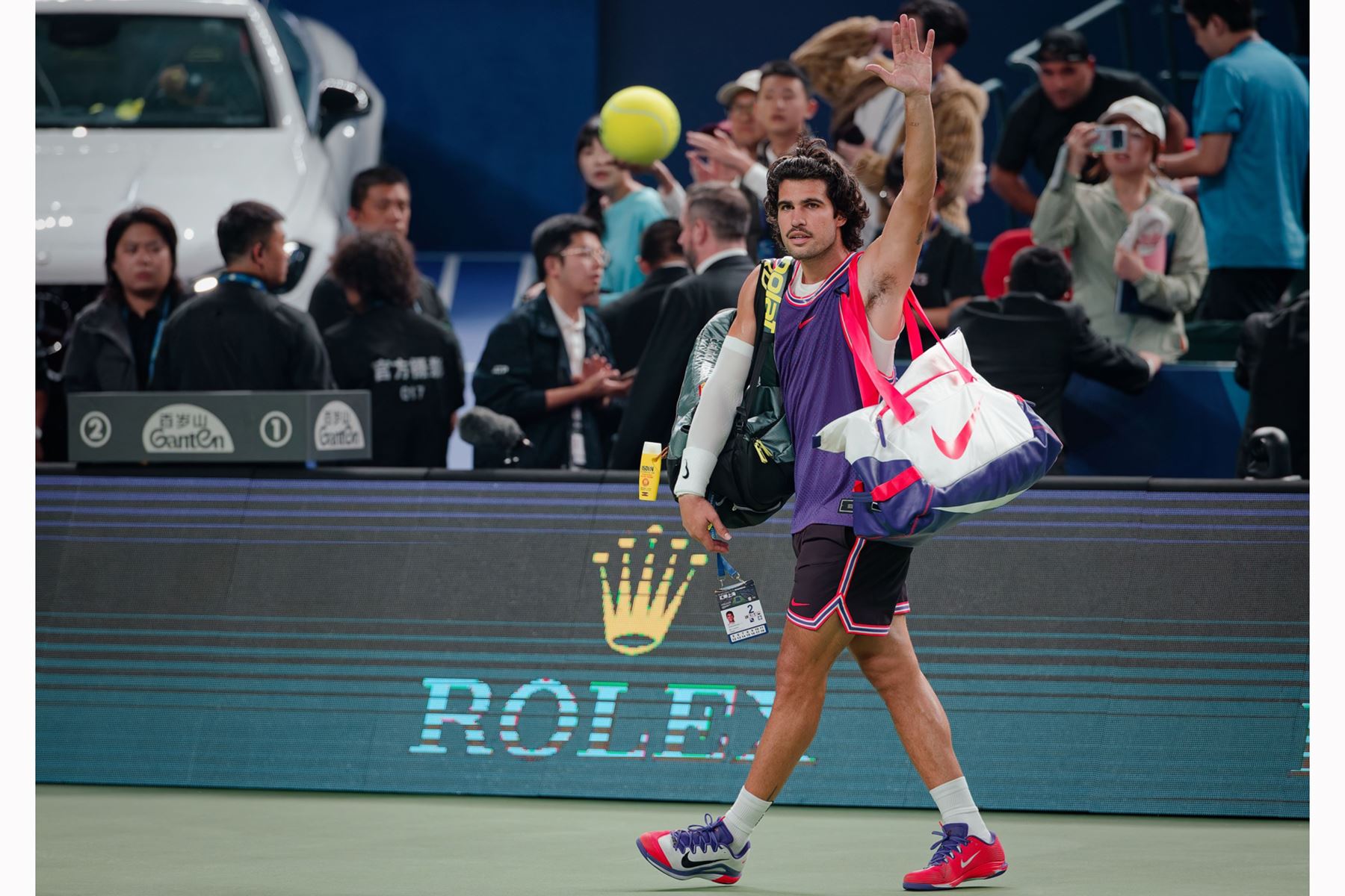 Carlos Alcaraz, de España, reacciona tras perder su partido individual masculino contra Zizou Bergs, de Bélgica, en el torneo de tenis Masters de Shanghái, China. Foto: EFE
