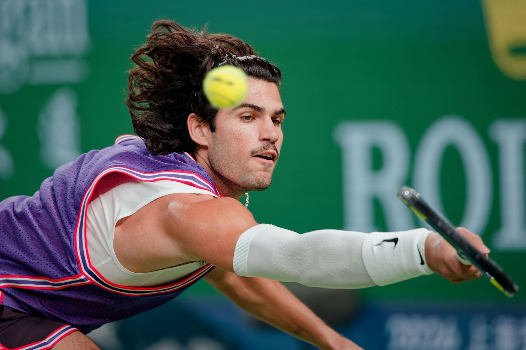 Carlos Alcaraz de España en acción durante su partido individual masculino contra Zizou Bergs de Bélgica en el torneo de tenis Shanghai Masters en Shanghai, China. Foto: EFE
