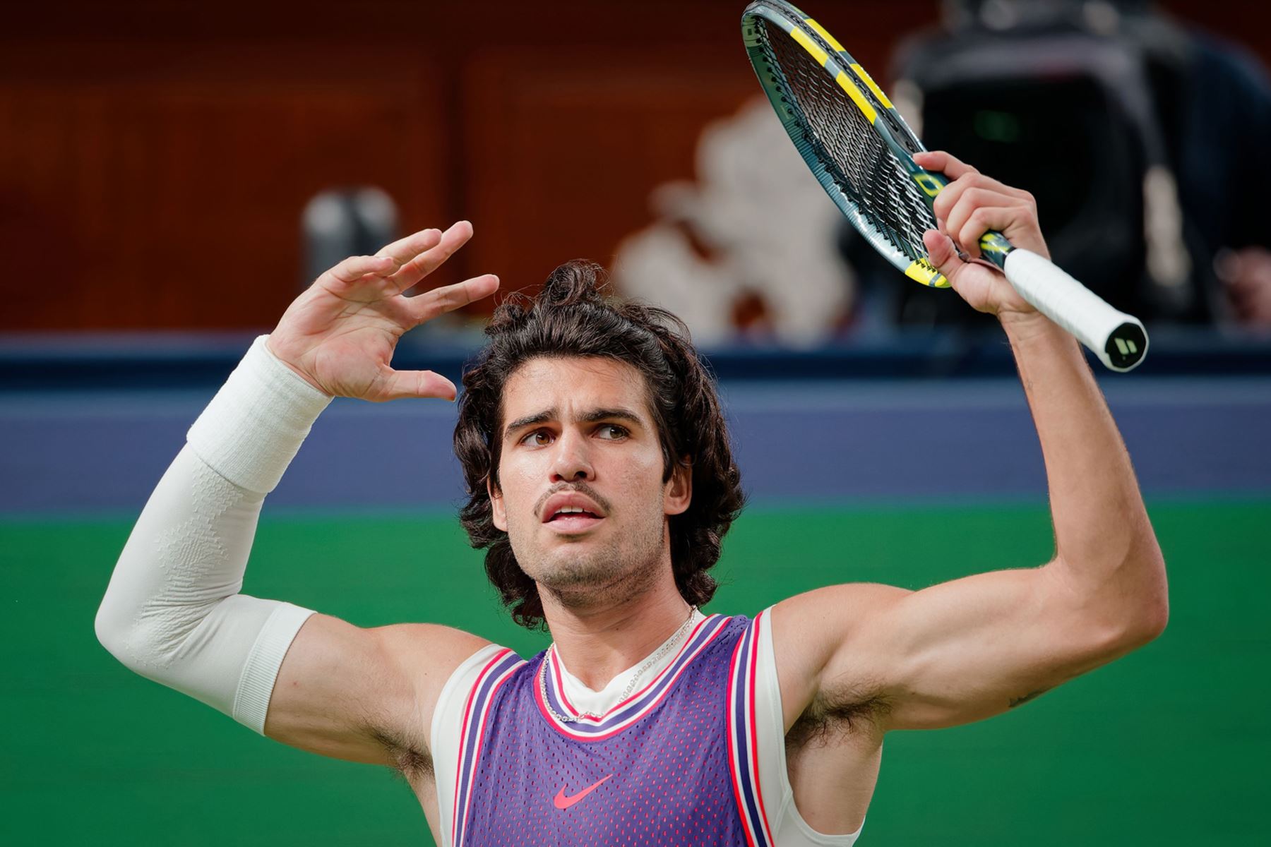 Carlos Alcaraz de España en acción durante su partido individual masculino contra Zizou Bergs de Bélgica en el torneo de tenis Shanghai Masters en Shanghai, China. Foto: EFE