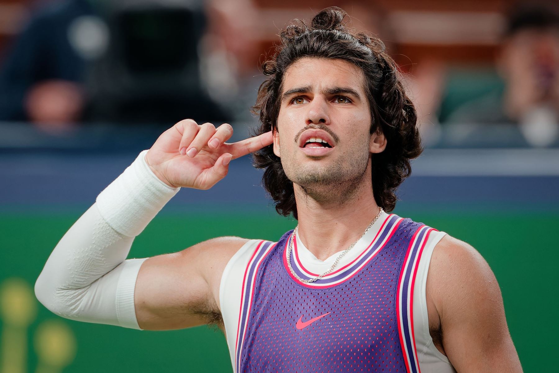 Carlos Alcaraz de España en acción durante su partido individual masculino contra Zizou Bergs de Bélgica en el torneo de tenis Shanghai Masters en Shanghai, China. Foto: EFE