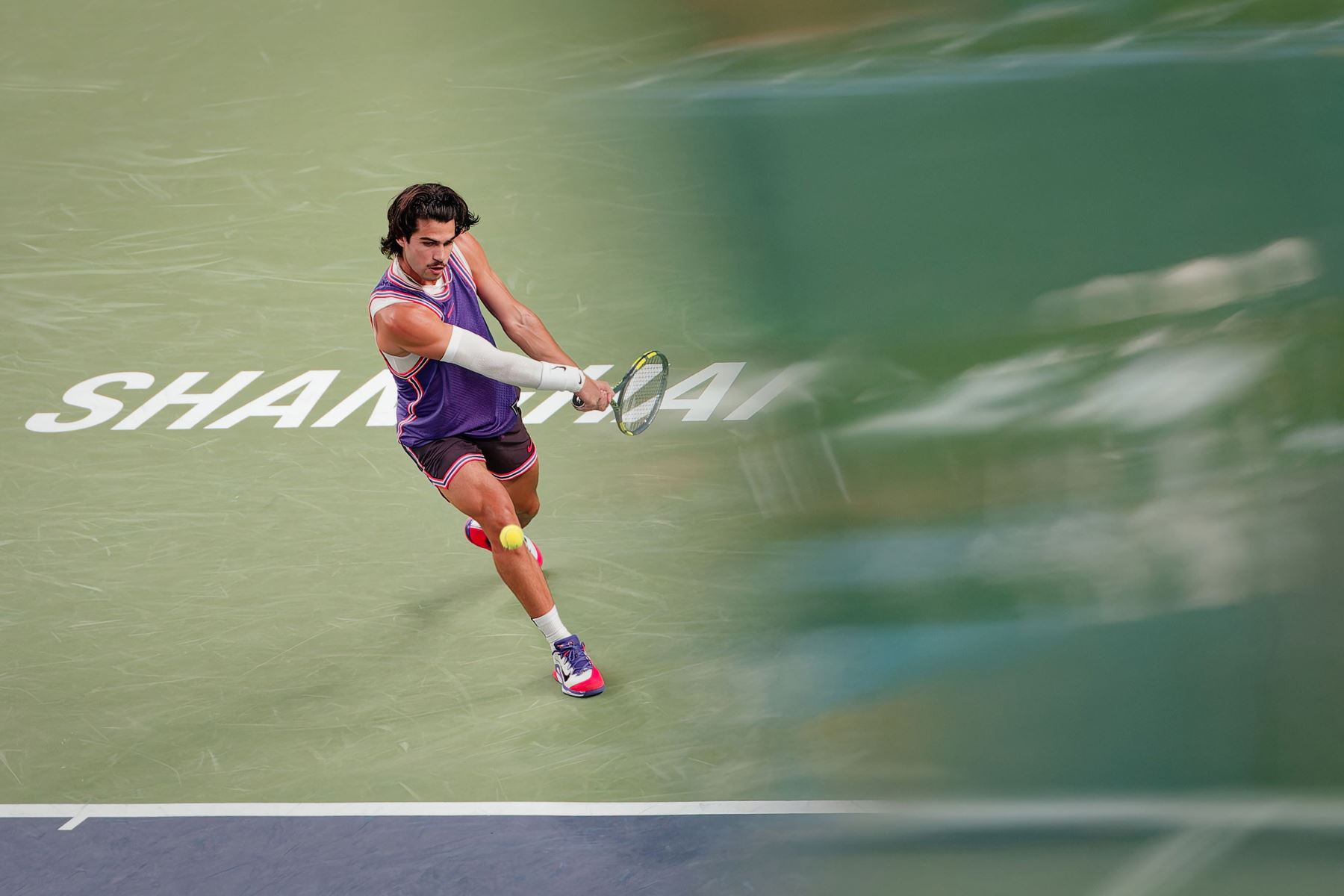 Carlos Alcaraz de España en acción durante su partido individual masculino contra Zizou Bergs de Bélgica en el torneo de tenis Shanghai Masters en Shanghai, China. Foto: EFE