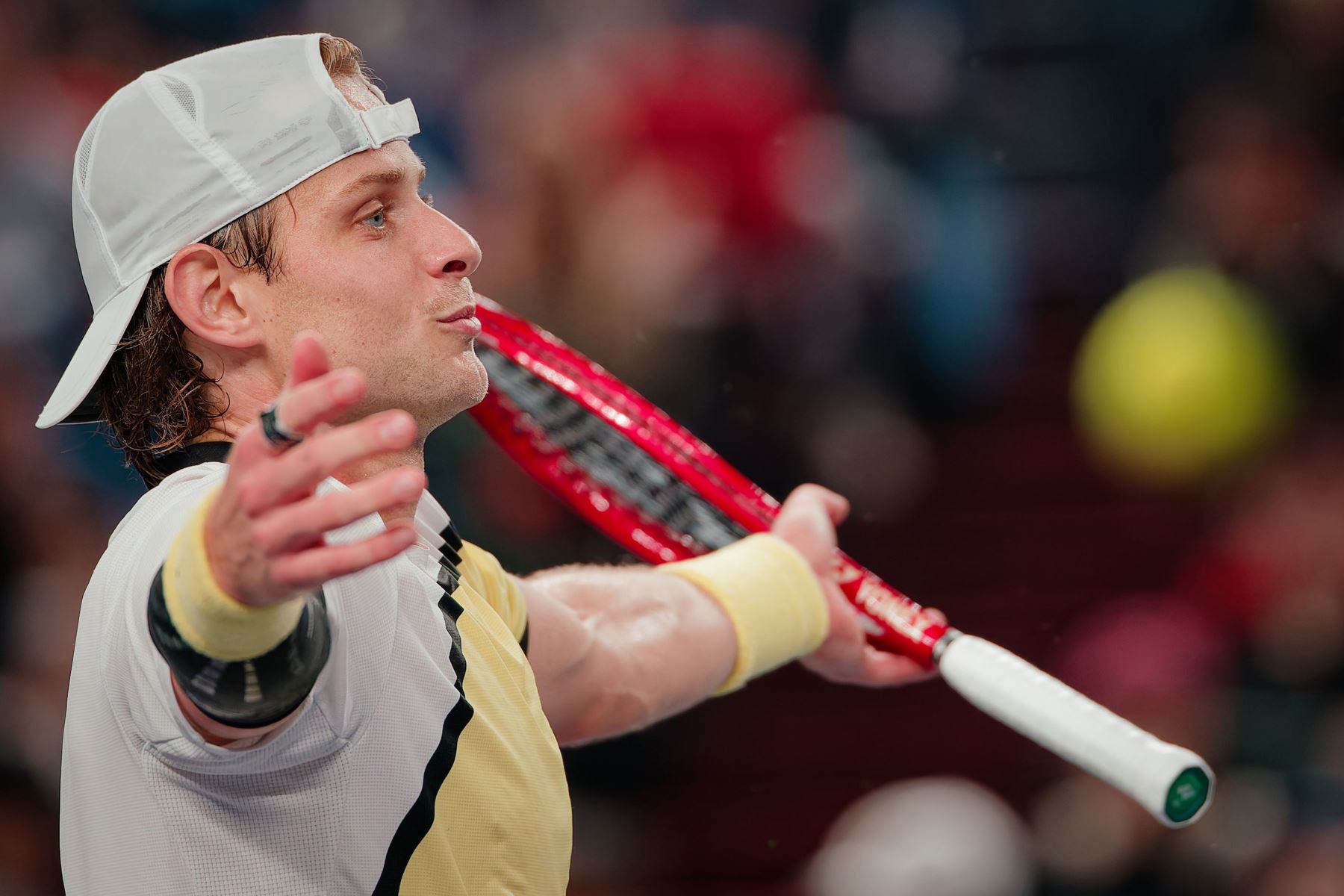 Zizou Bergs, de Bélgica, reacciona tras ganar su partido individual masculino contra Carlos Alcaraz, de España, en el torneo de tenis Masters de Shanghái, China. Foto: EFE