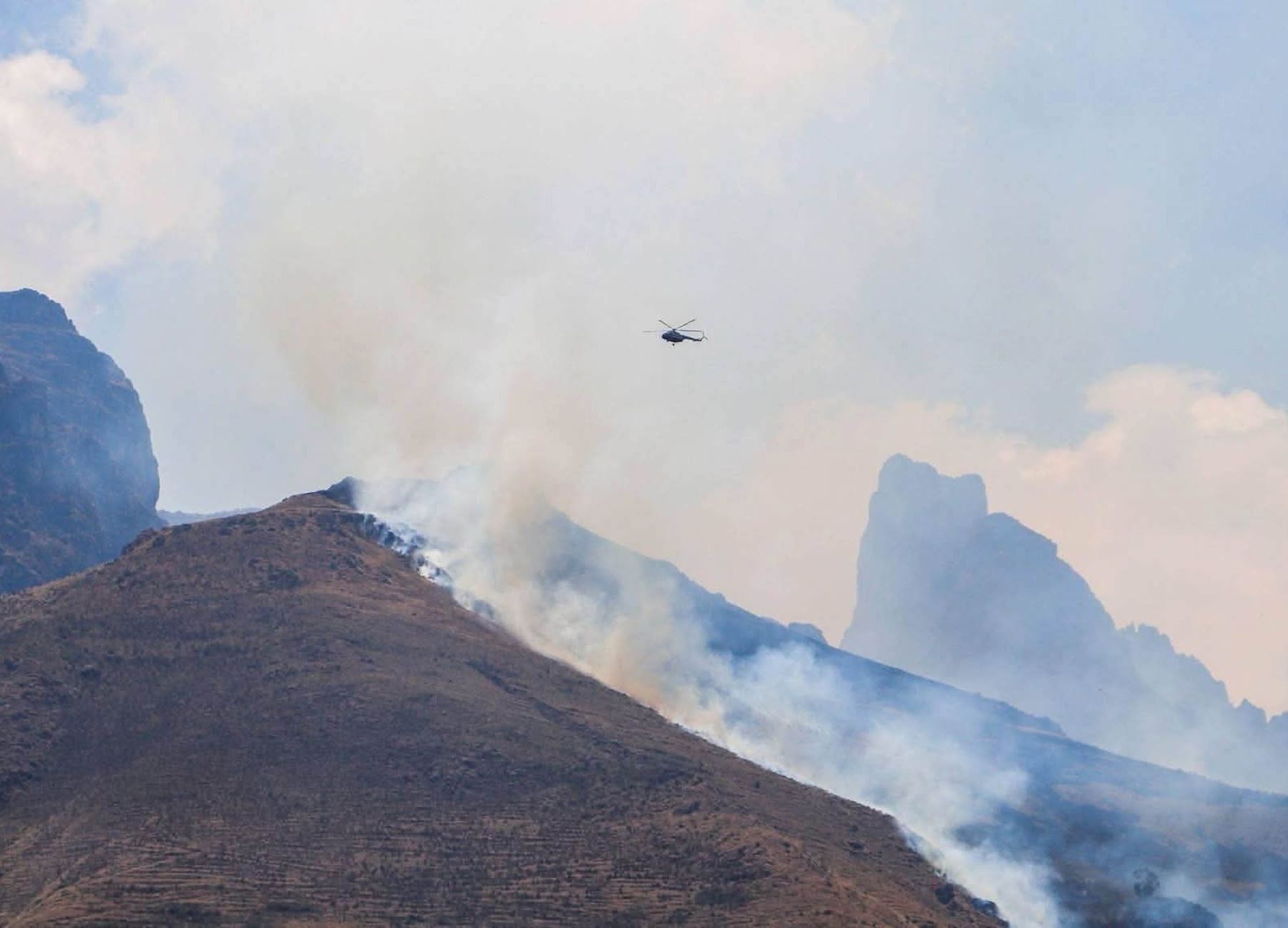 Ofensiva contra incendio forestal: aeronaves se suman a combate contra siniestro en Calca