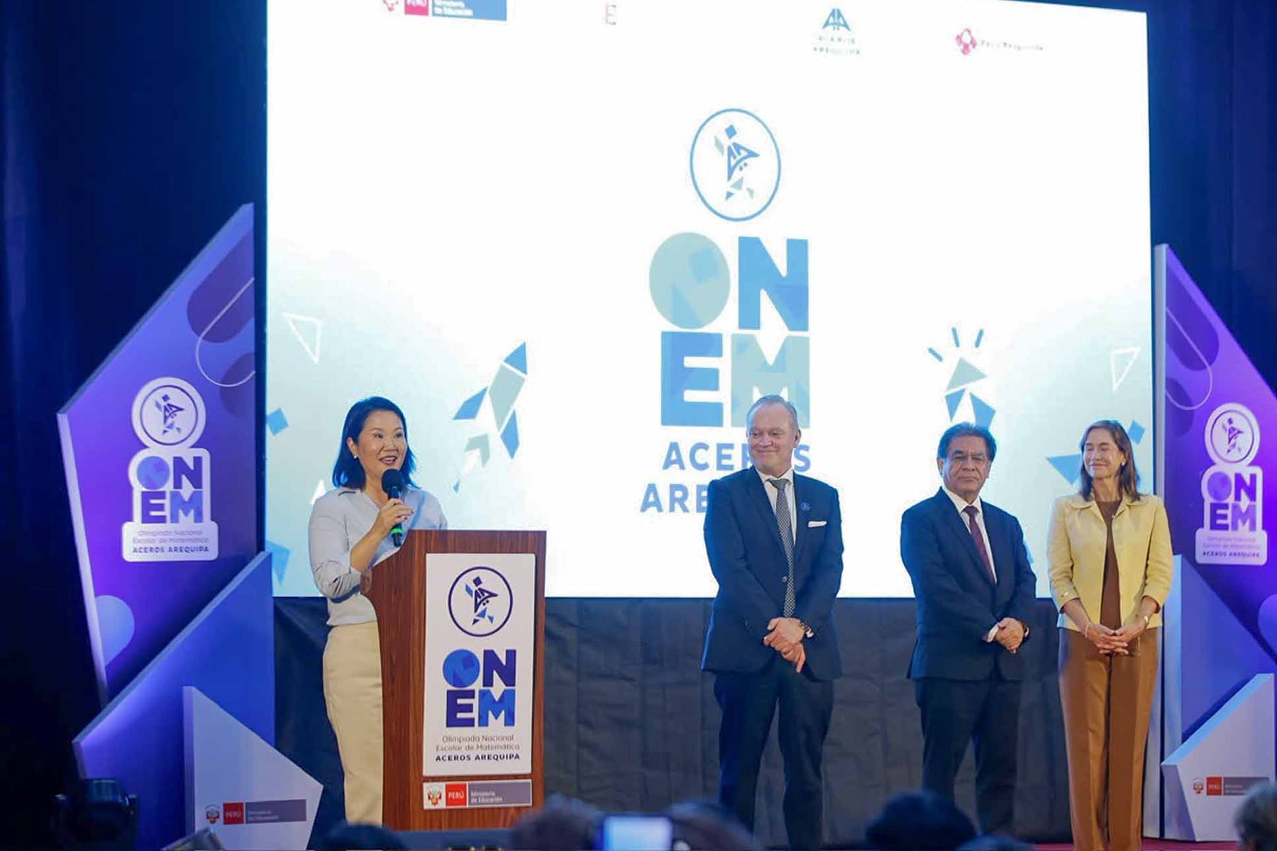 La presidenta de la república, Keiko Fujimori, participa en la premiación de la XXII Olimpiada Nacional de Matemática, que se desarrolla en Colegio Mayor Presidente de la República, en Huampaní. Foto: ANDINA/Ricardo Cuba