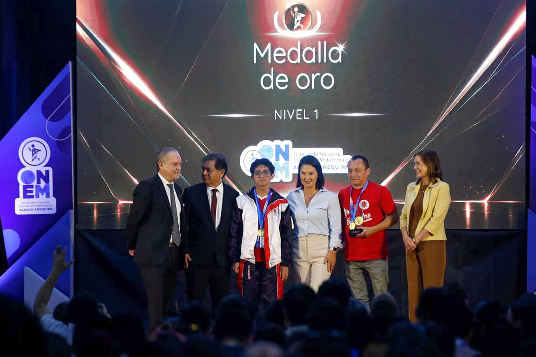 La presidenta de la república, Keiko Fujimori, participa en la premiación de la XXII Olimpiada Nacional de Matemática, que se desarrolla en Colegio Mayor Presidente de la República, en Huampaní. Foto: ANDINA/Ricardo Cuba
