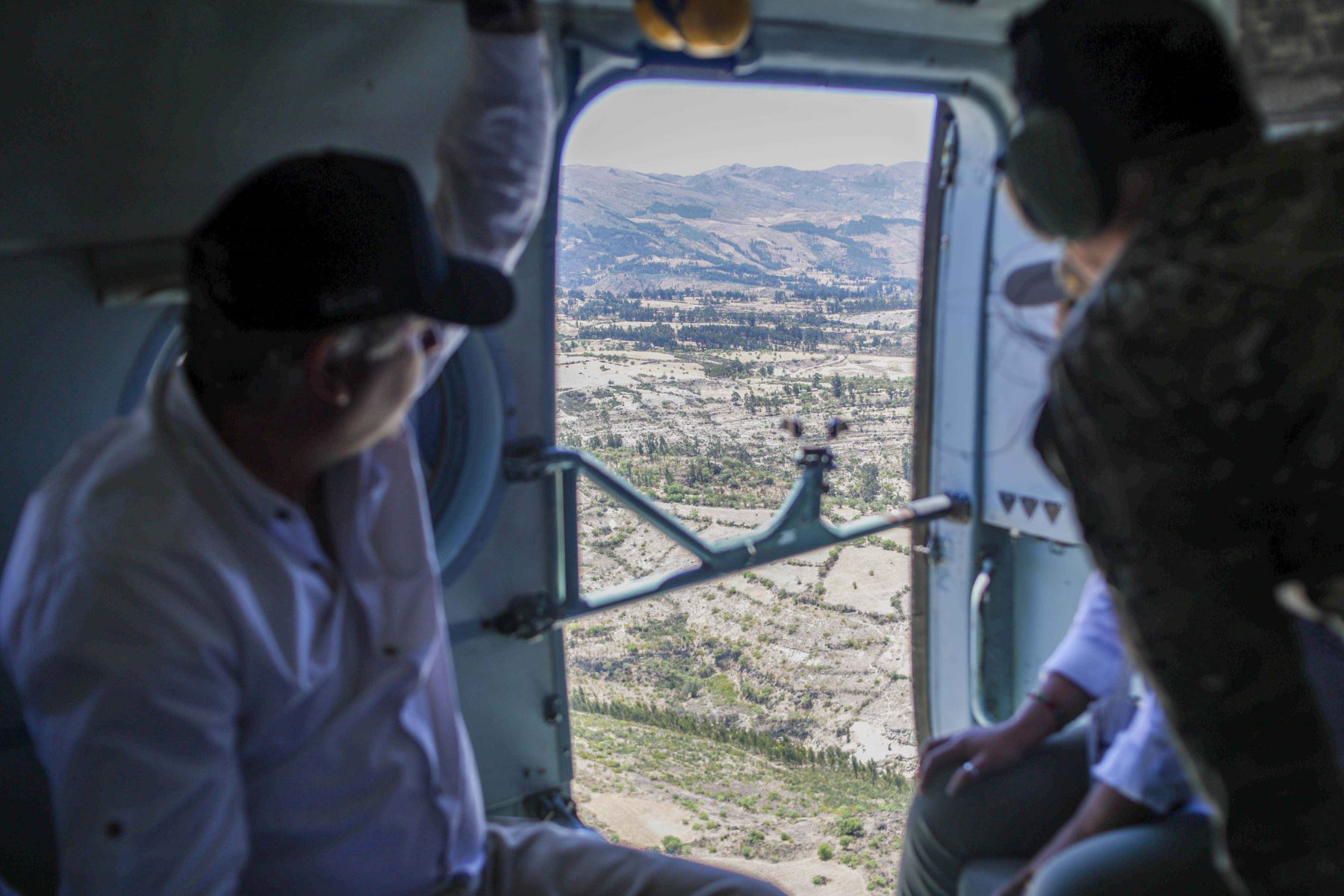 Ministro de Defensa supervisa desde el aire atención de incendios forestales en Ayacucho