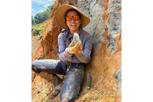 Julia Tejada, paleobióloga peruana y profesora adjunta de Geobiología del California Institute of Technology, en campo con un fruto fósil. Foto: Nick Anderson