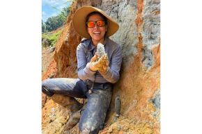 Julia Tejada, paleobióloga peruana y profesora adjunta de Geobiología del California Institute of Technology, en campo con un fruto fósil. Foto: Nick Anderson