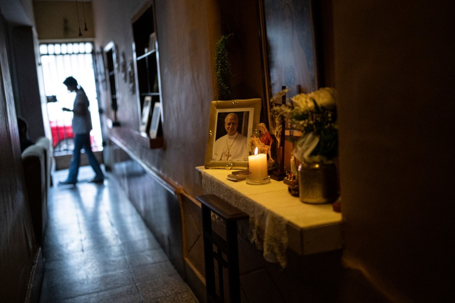 En una vivienda frente a la Catedral de Chiclayo, fieles mantienen un pequeño altar dedicado al papa León XIV y elevan oraciones por su salud. Foto: ANDINA/AFP.