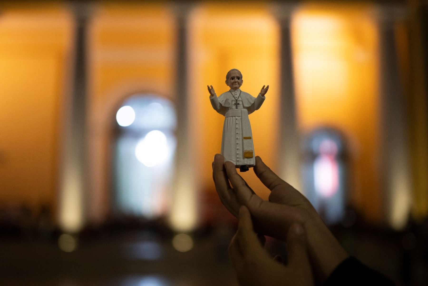 Una imagen del papa León XIV es colocada frente a la Catedral de Chiclayo, ciudad especialmente vinculada a su labor pastoral en el Perú. Foto: ANDINA/AFP.