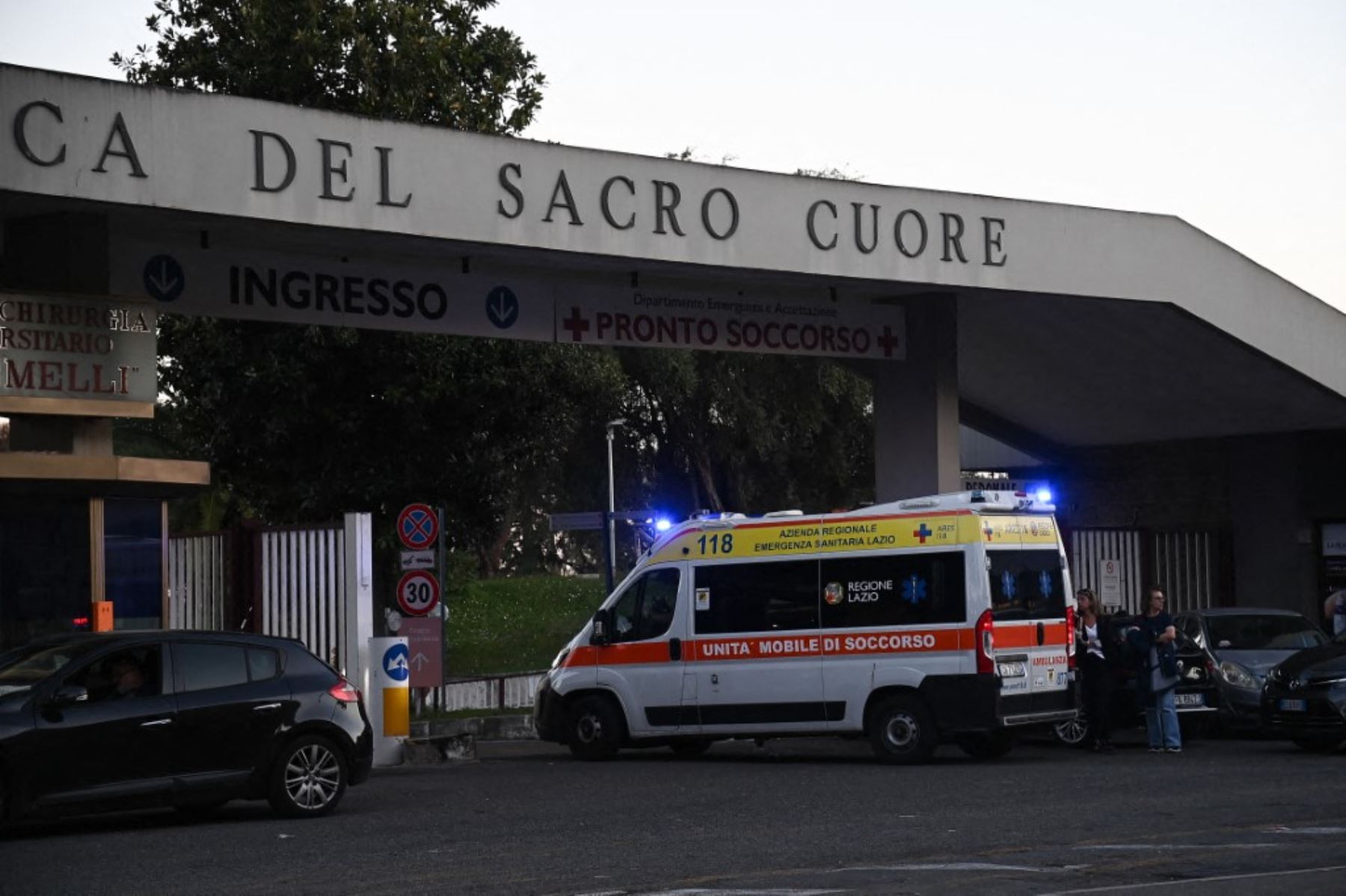 Fieles y medios de comunicación permanecen atentos en los exteriores del Hospital Gemelli, donde será intervenido el papa León XIV. Foto: ANDINA/AFP.