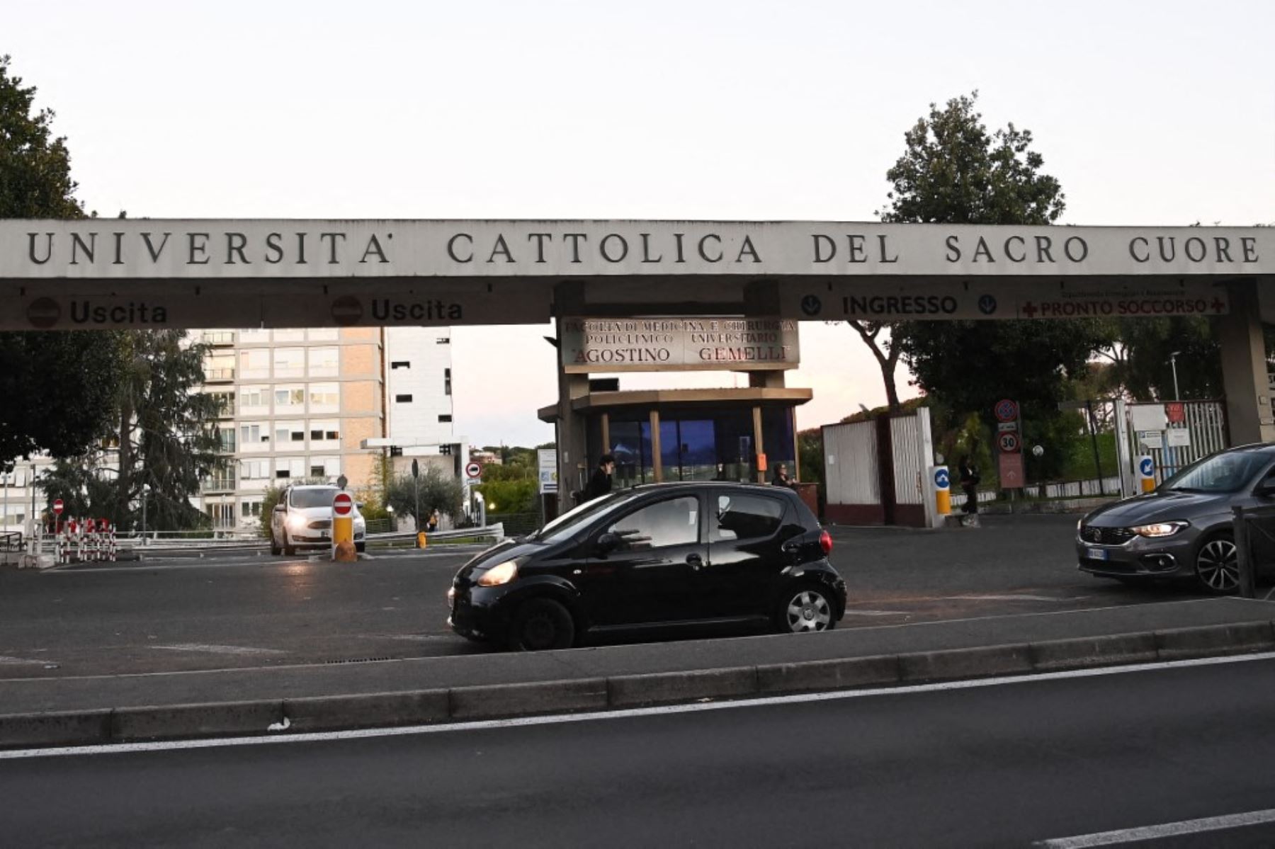 Exteriores del Hospital Gemelli de Roma, donde el papa León XIV será hospitalizado para una intervención quirúrgica por un nódulo pulmonar. Foto: ANDINA/AFP.